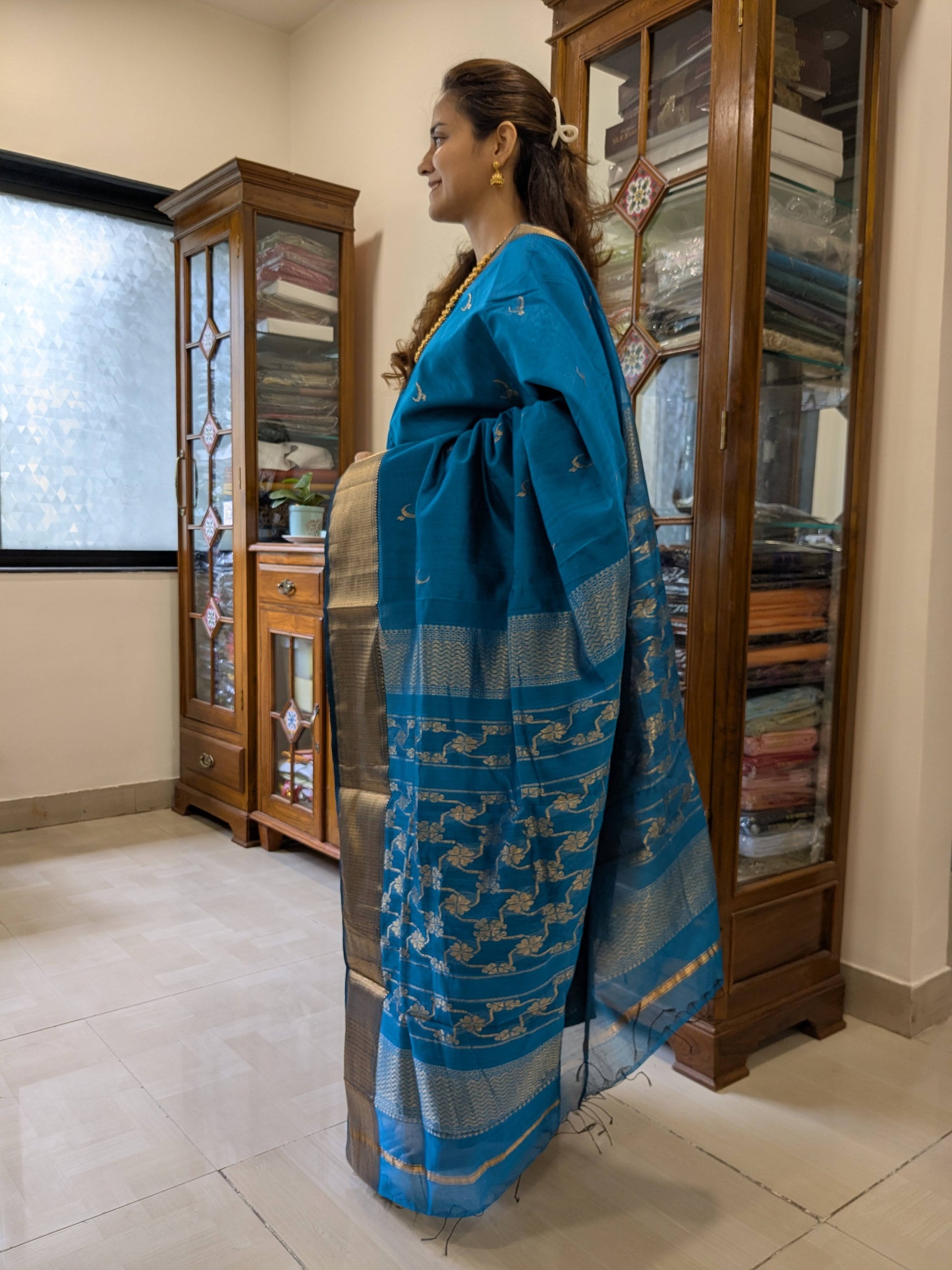 Side drape highlighting soft handloom texture with wide and narrow borders.
