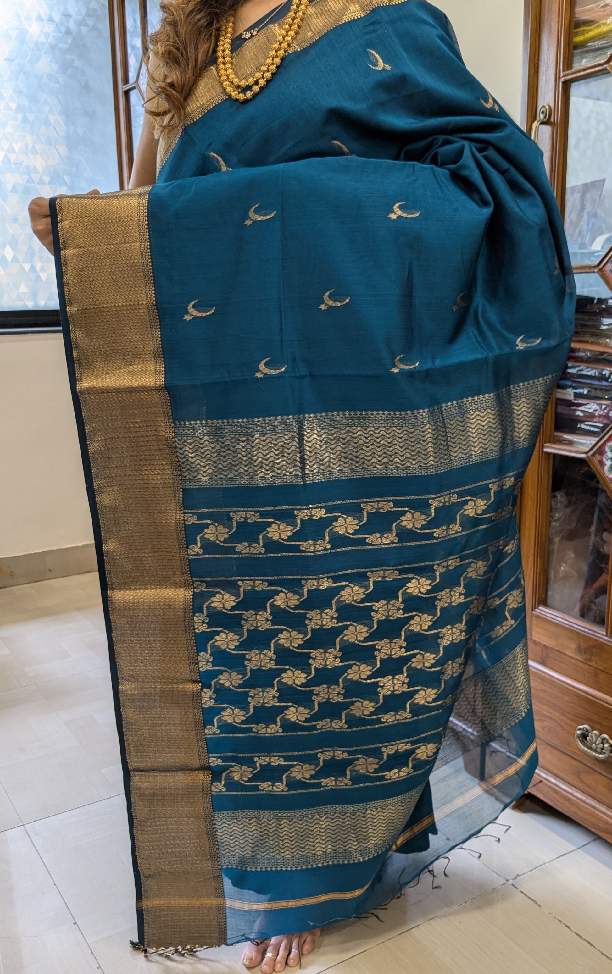 Detailed view of heavy jaali pallu featuring intricate moon and floral patterns.