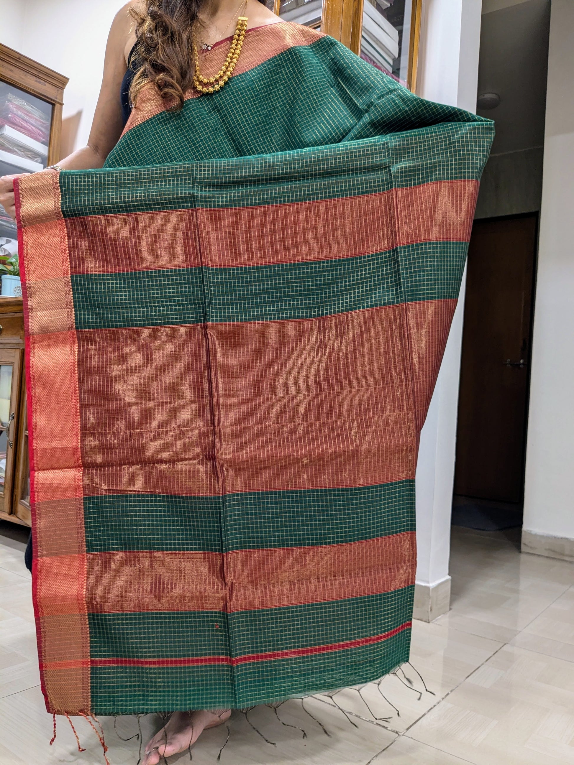 Detailed image of heavy jaali pallu with ornate moon and flower designs in classic Paithani style.
