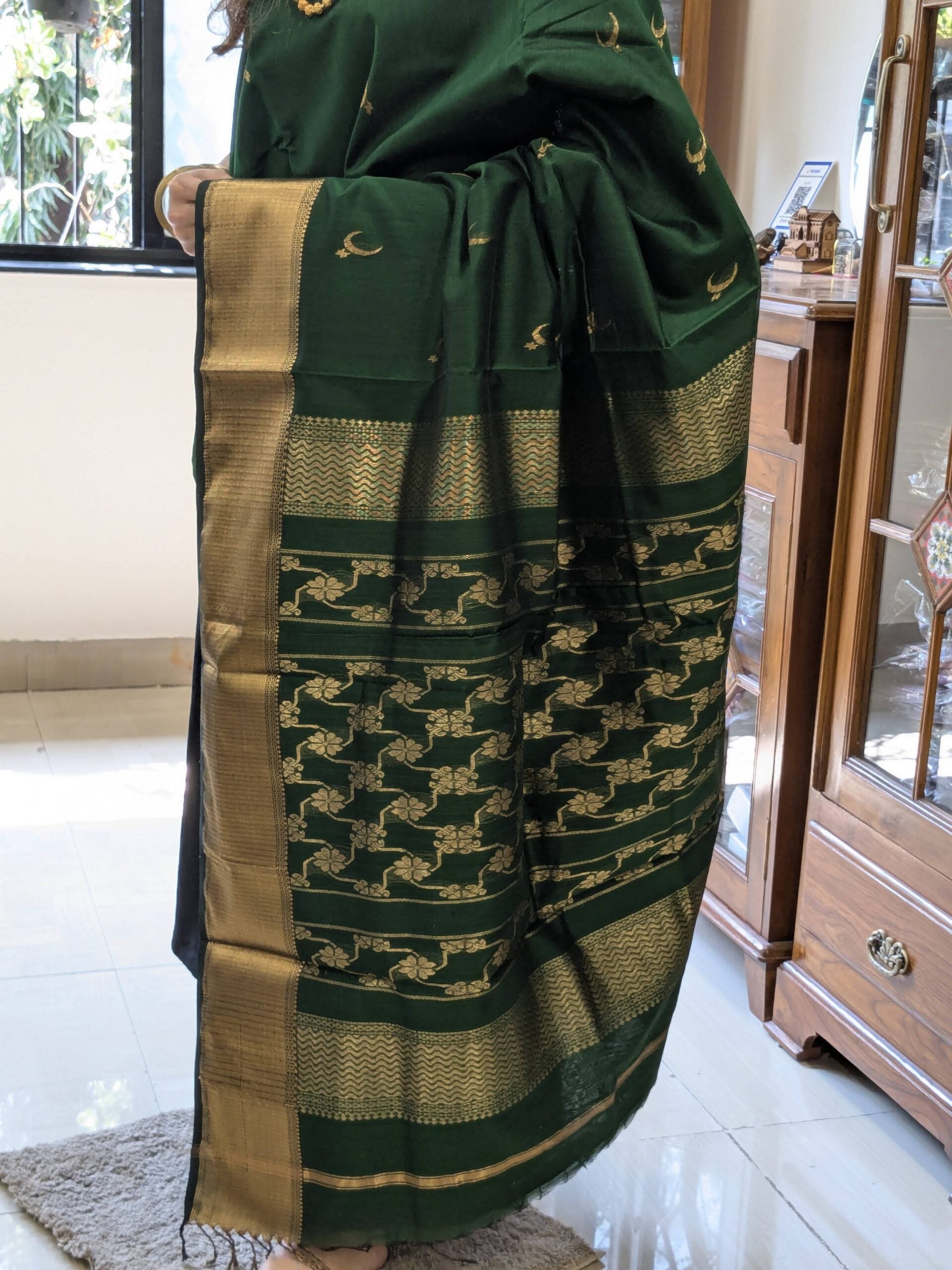 Detailed shot of heavy jaali pallu with ornate floral and celestial designs, woven to perfection.