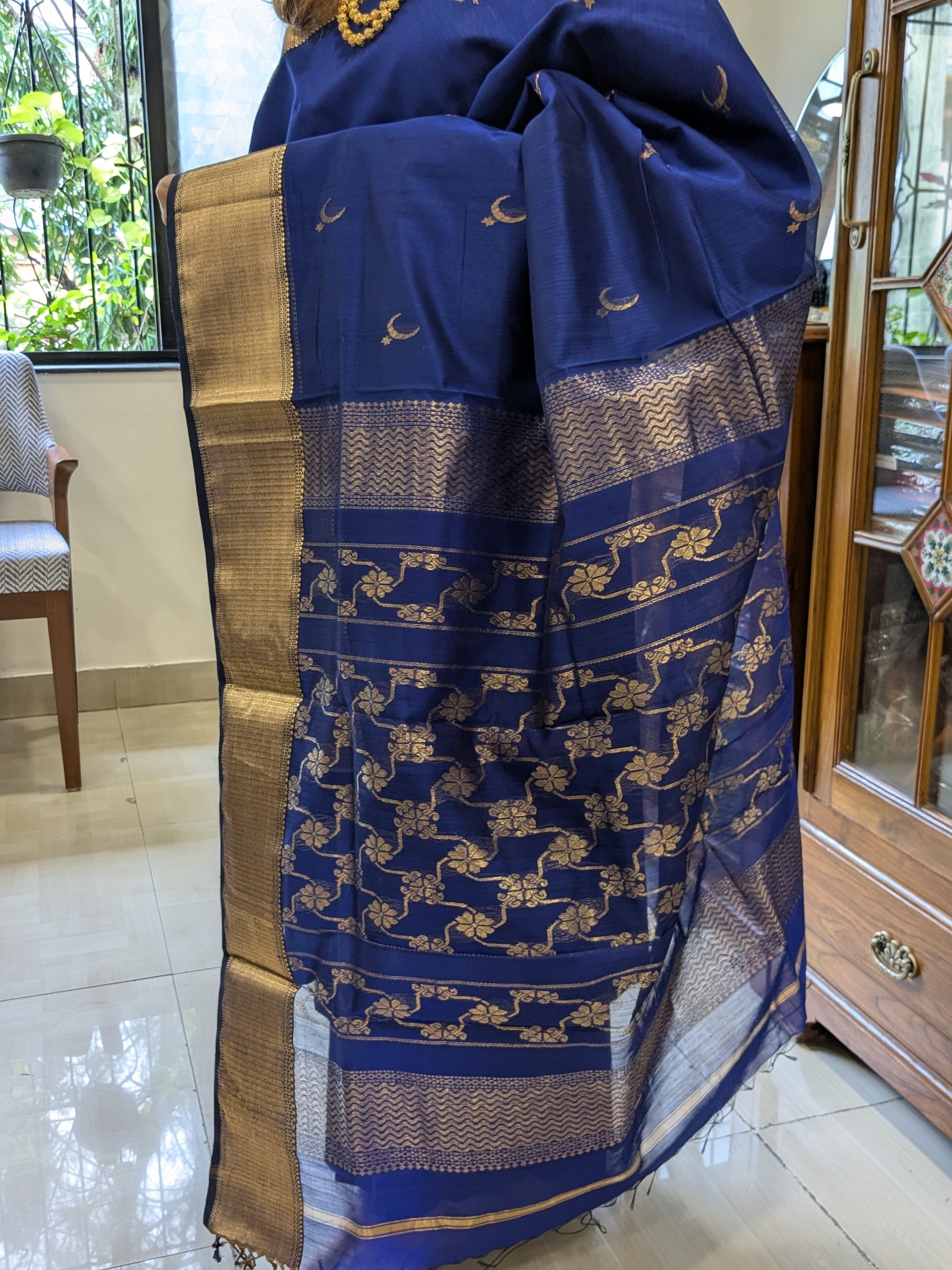 Detailed shot of the heavy jaali pallu, handloom-crafted in Central India.