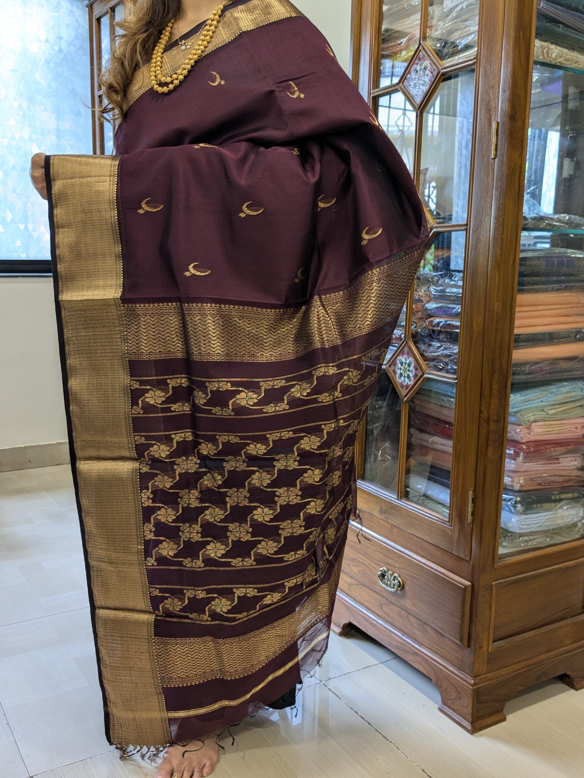 Detailed look at the heavy jaali pallu, rich in traditional artistry.