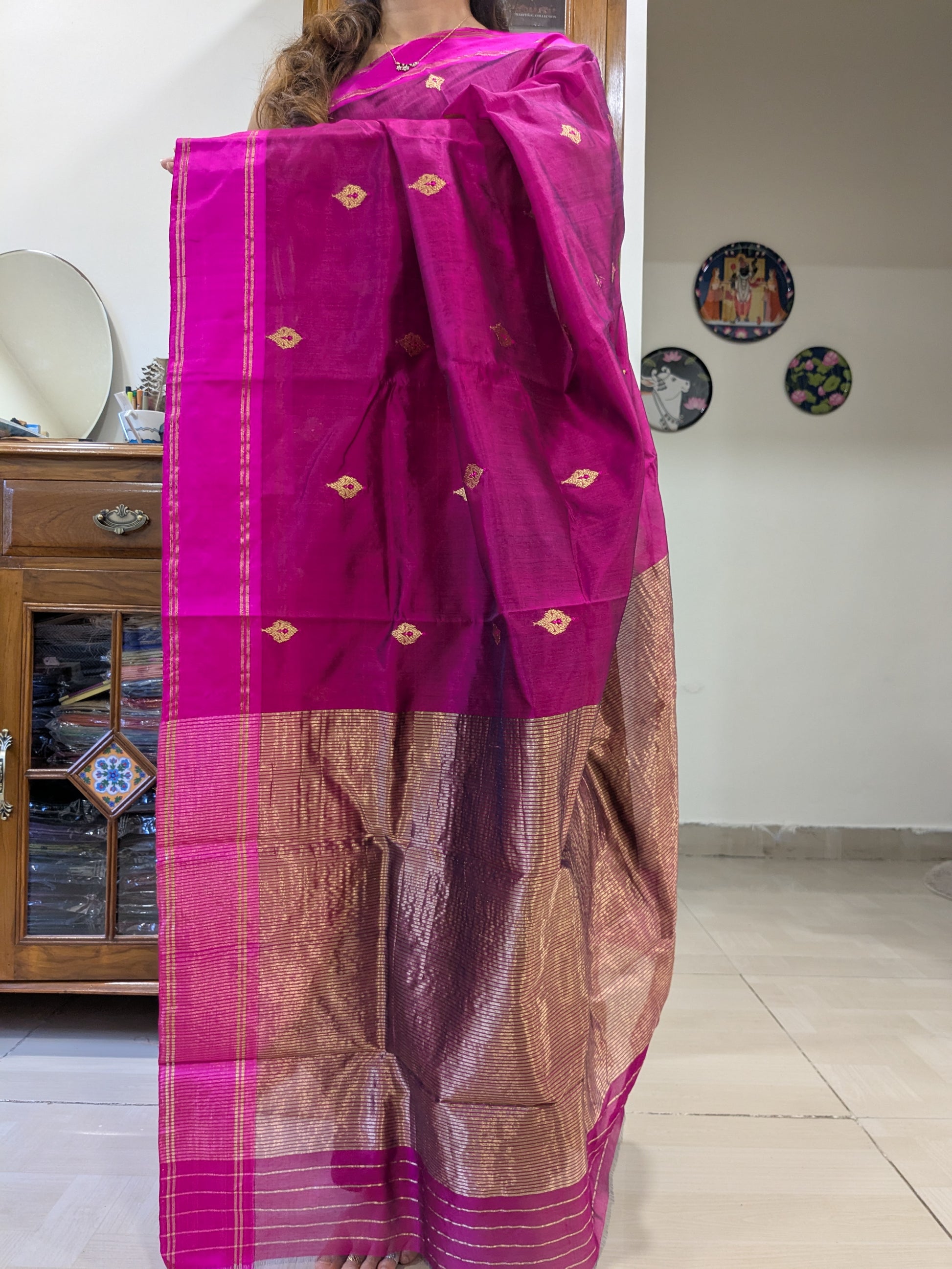 Pallu featuring heavy floral work and traditional Central Indian craftsmanship.