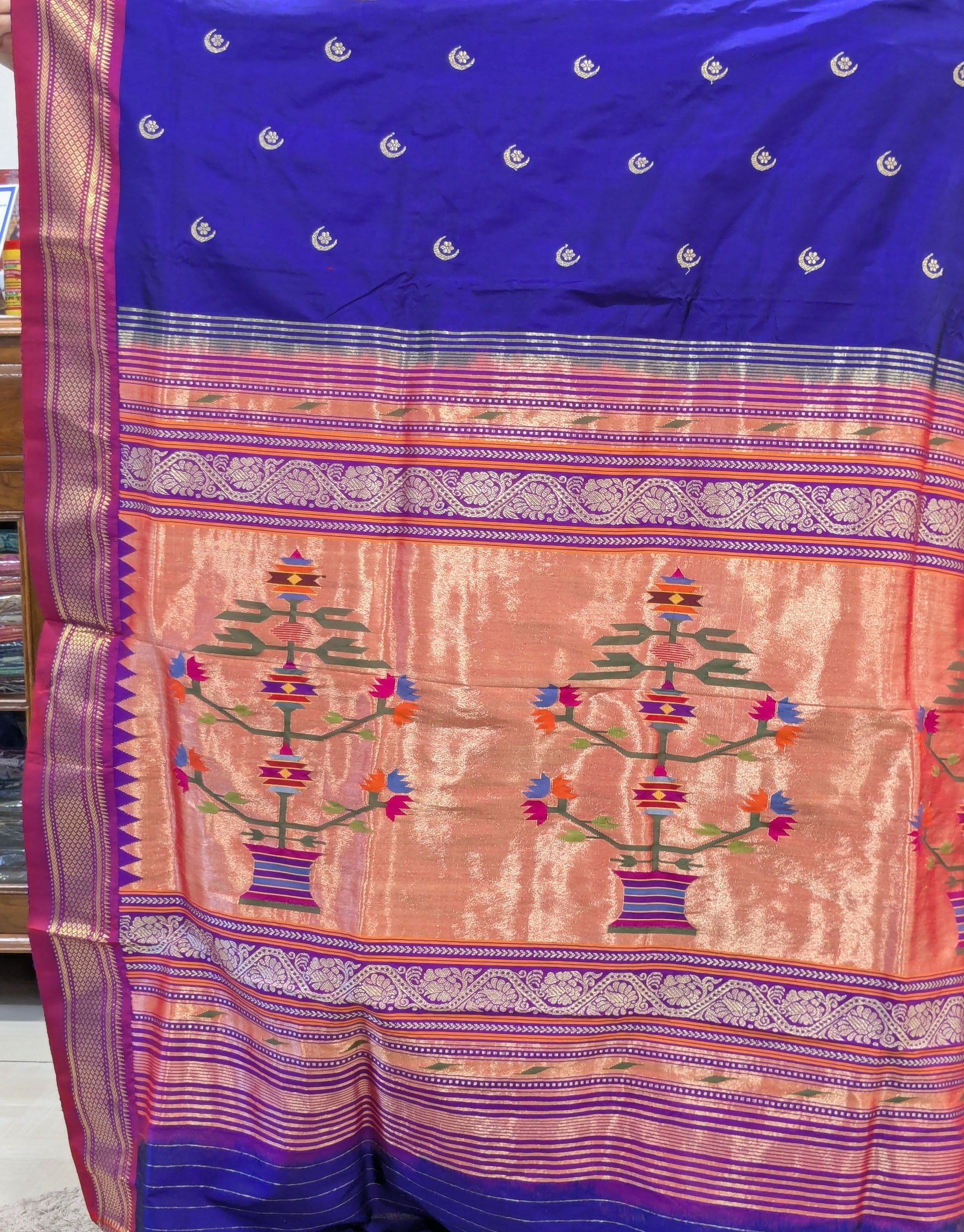 Detailed exclusive Asawali pallu with intricate traditional weaving.