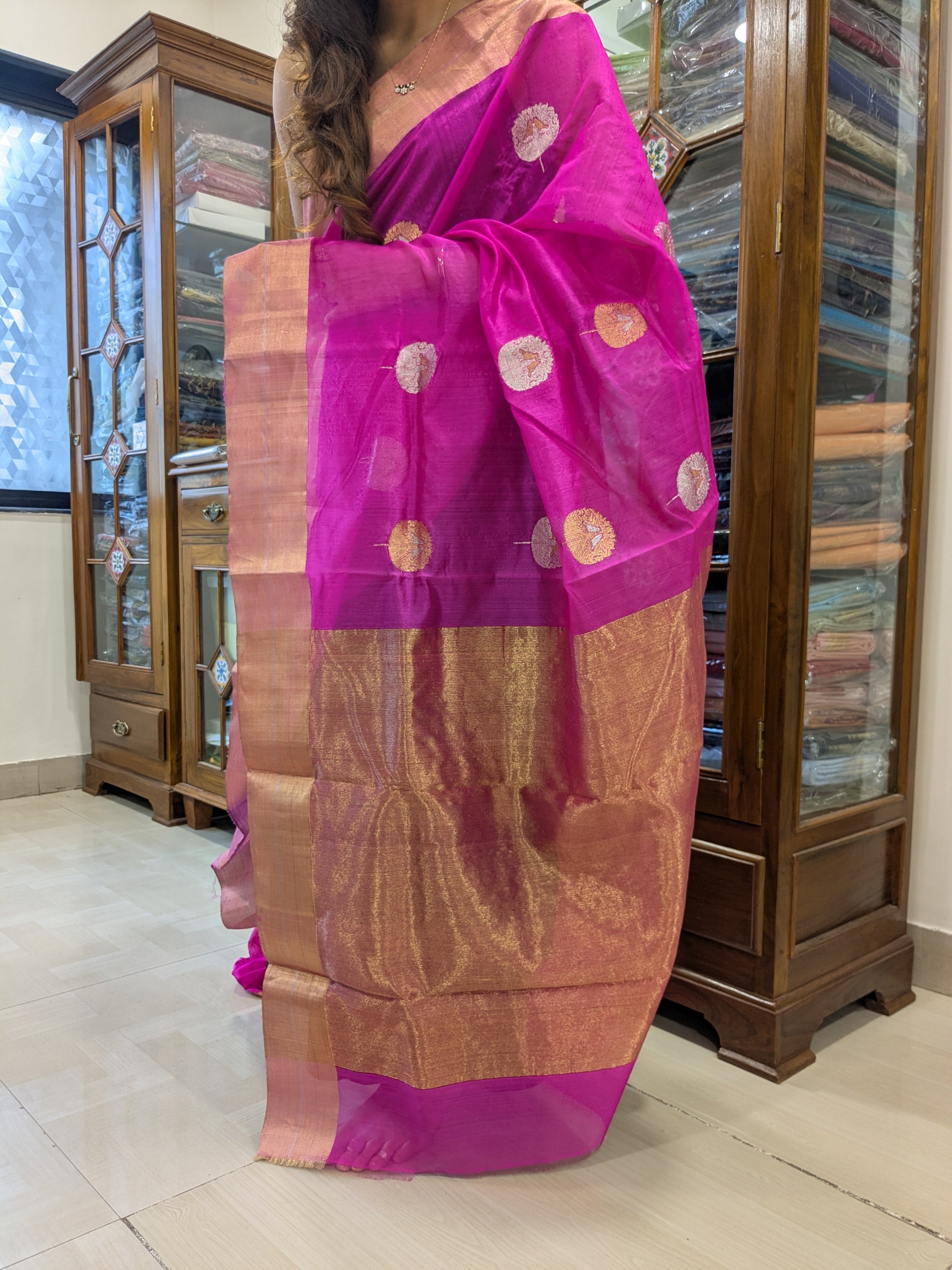 Heavy pallu adorned with intricate bird designs, rooted in traditional craftsmanship.