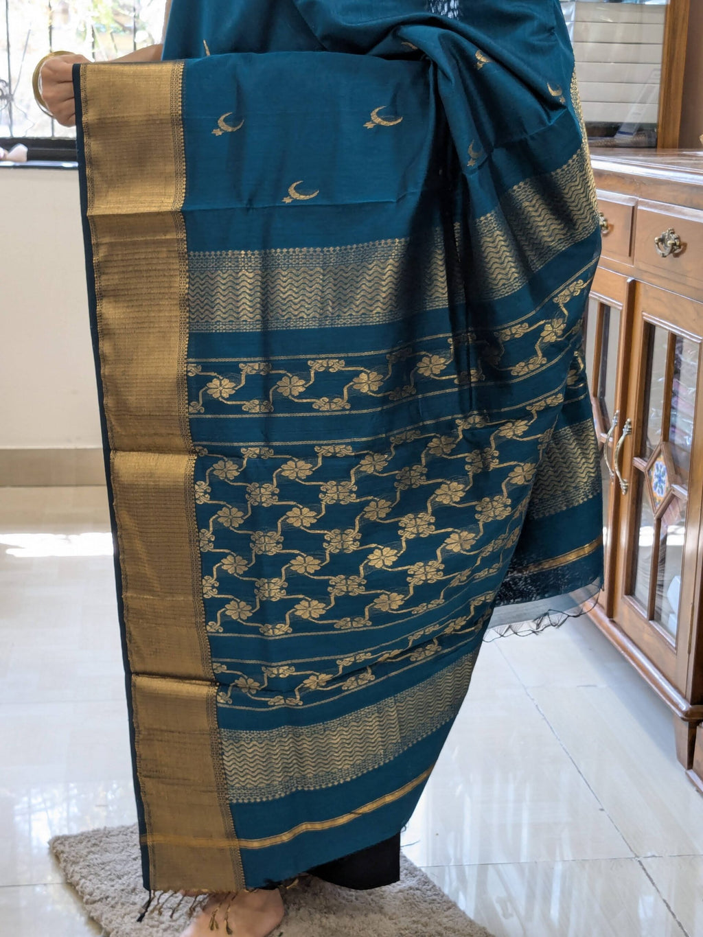 Detailed shot of ornate heavy jaali pallu showcasing expert craftsmanship and classic Maheshwari style.