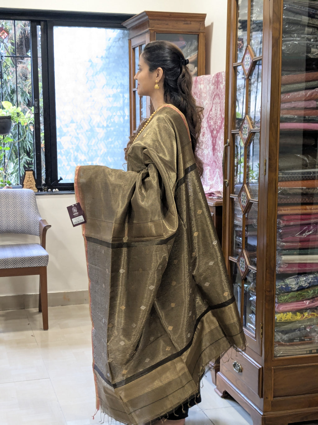 Maheshwari Handloom Black and Gold Tissue Saree