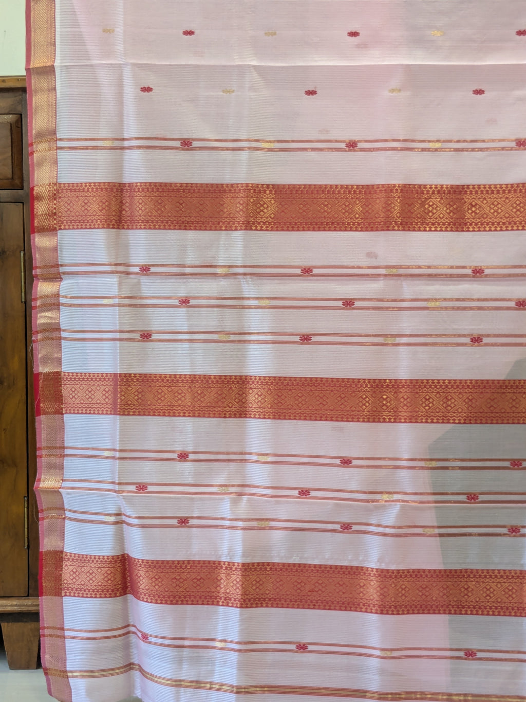Garbh Reshmi with Butti Baby Pink Maheshwari Handloom Saree