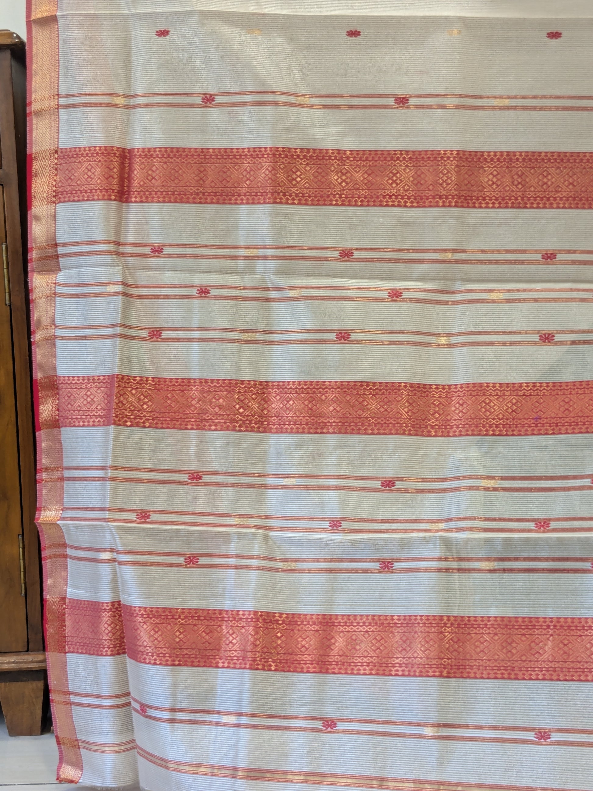 Garbh Reshmi with Butti White Maheshwari Handloom Saree