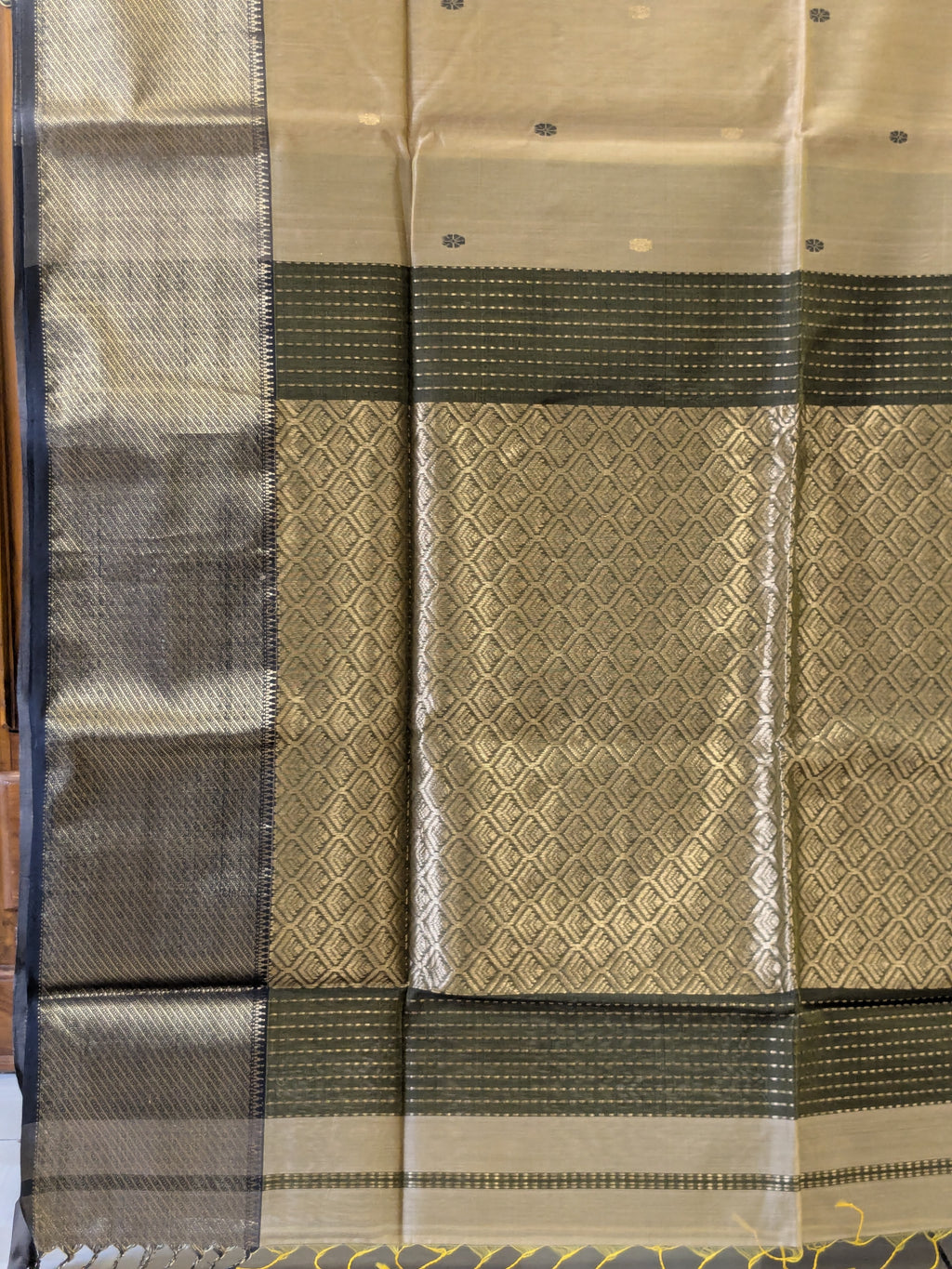Beige Maheshwari Silk Cotton Saree with Heavy Pallu