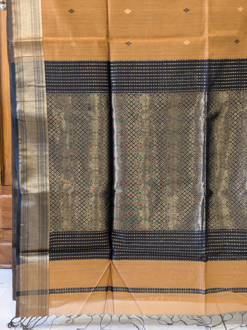 Light Orange Maheshwari Silk Cotton Saree with Heavy Pallu