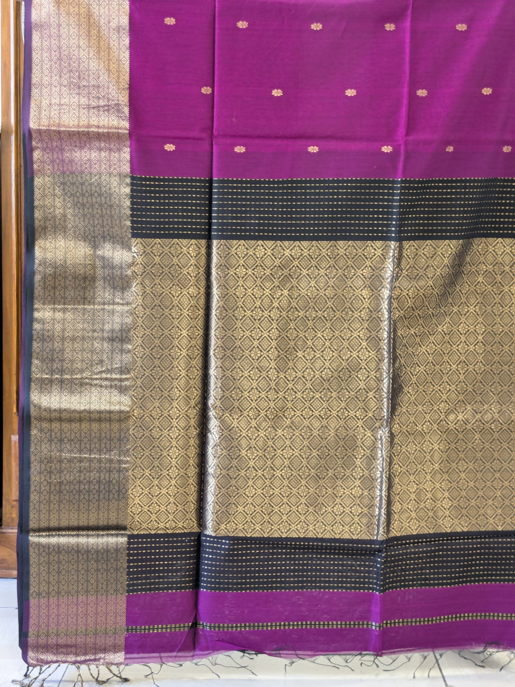 Magenta Maheshwari Silk Cotton Saree with Heavy Pallu