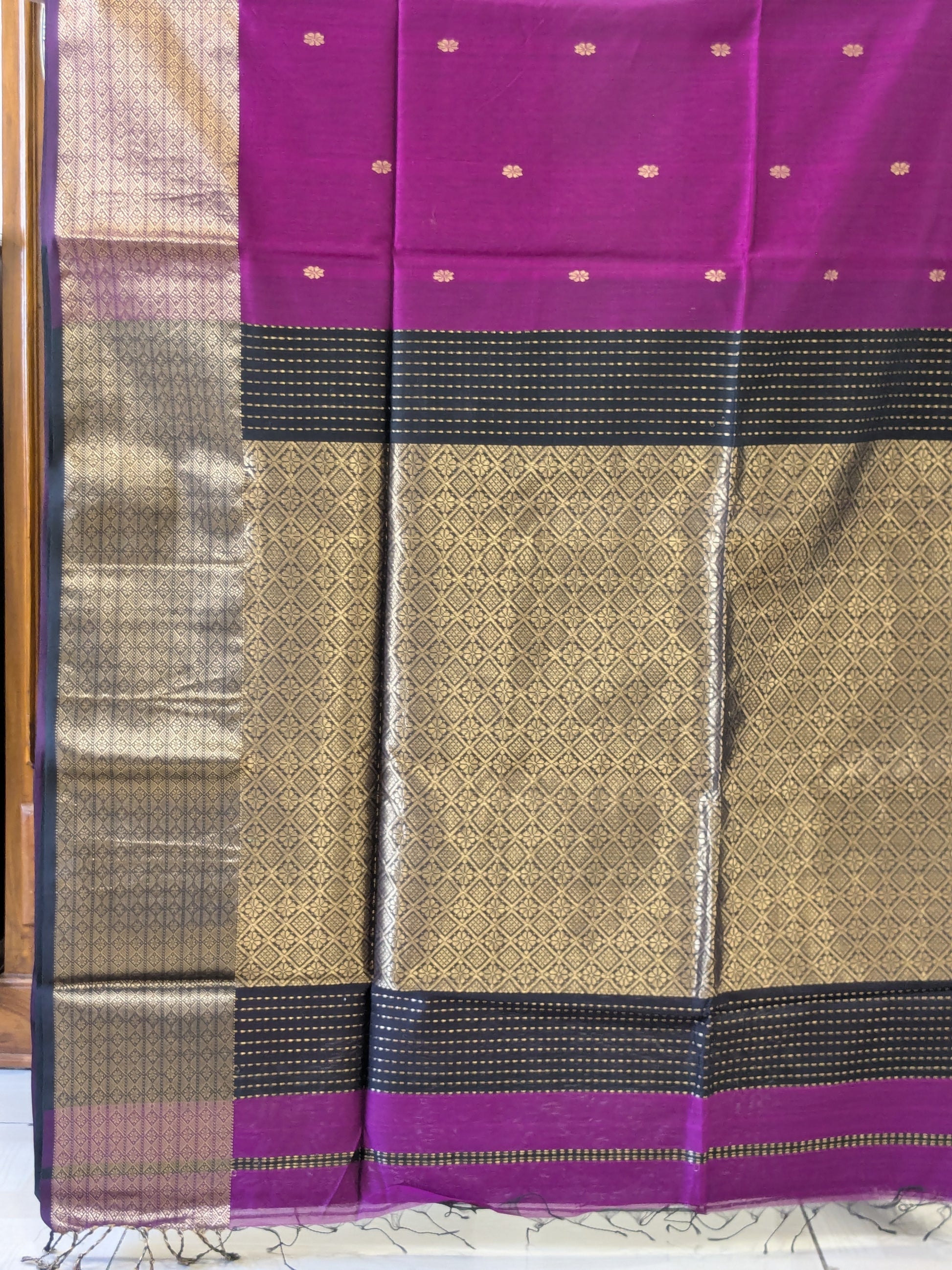 Magenta Maheshwari Silk Cotton Saree with Heavy Pallu