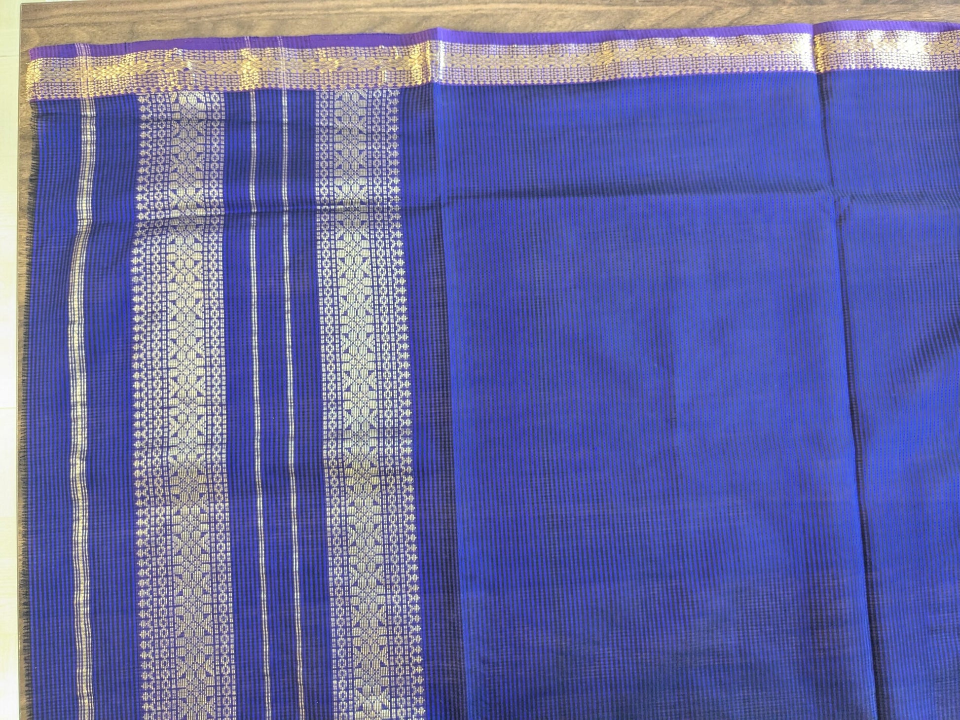 Detailed image of vintage-style pallu with understated handwoven detailing and heritage charm.