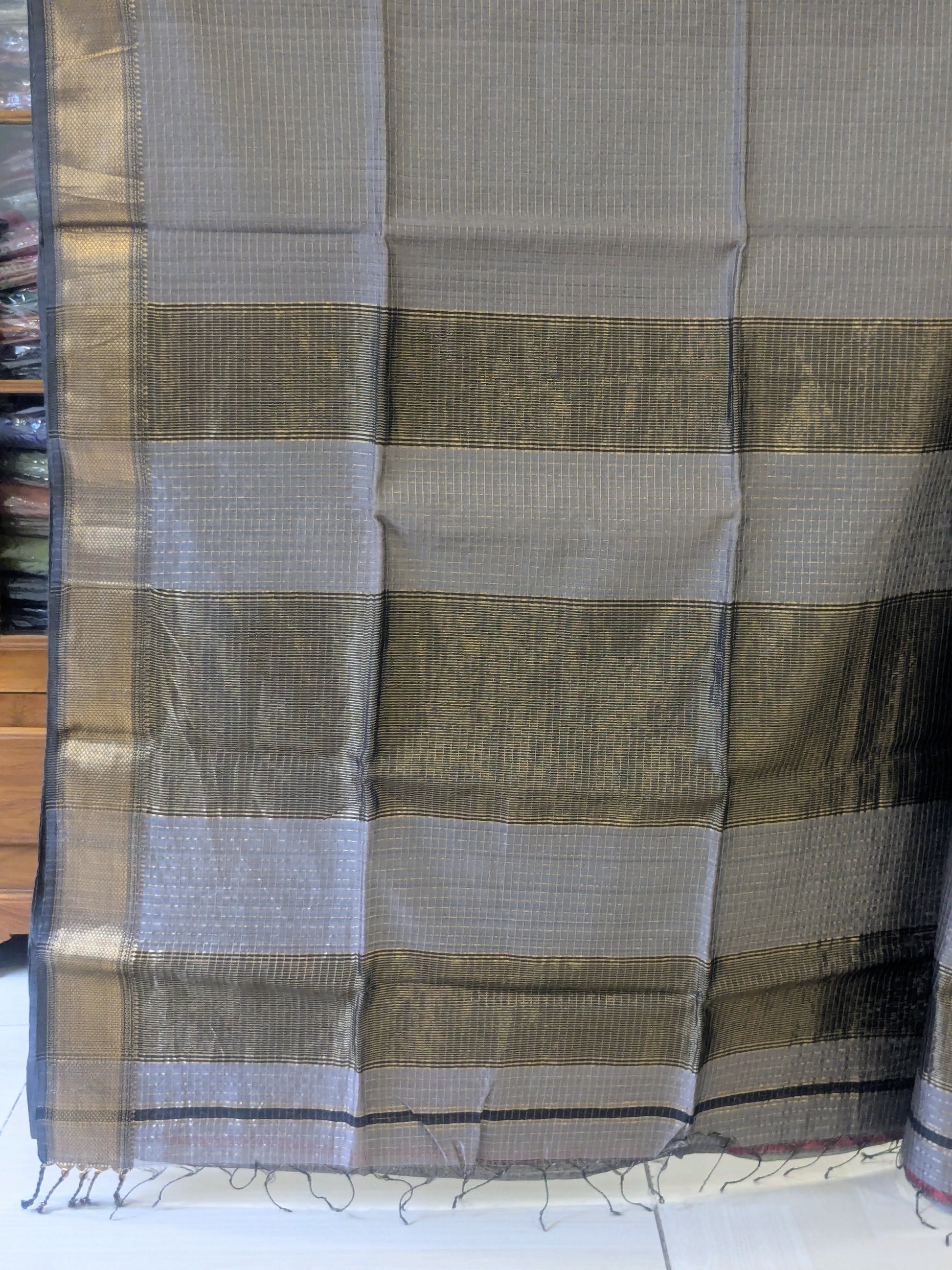 Handloom Grey Maheshwari Zari Checks Saree
