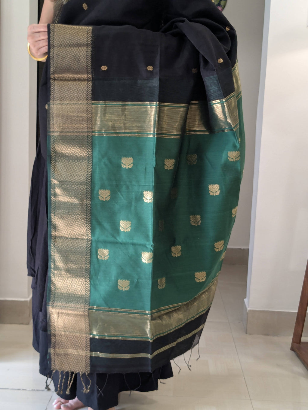 Black & Green Maheshwari Handloom Saree with Lotus Buttis