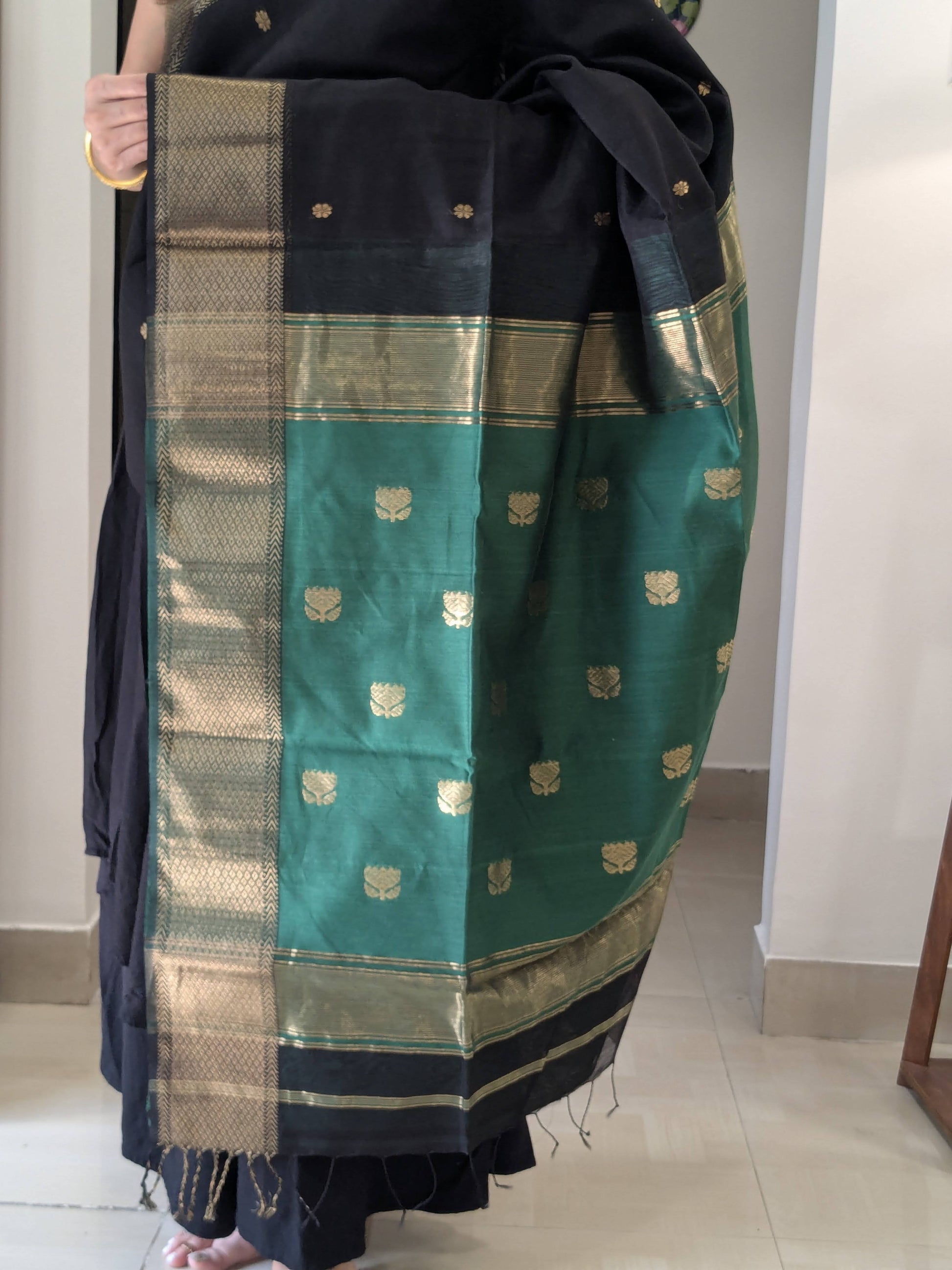 Black & Green Maheshwari Handloom Saree with Lotus Buttis
