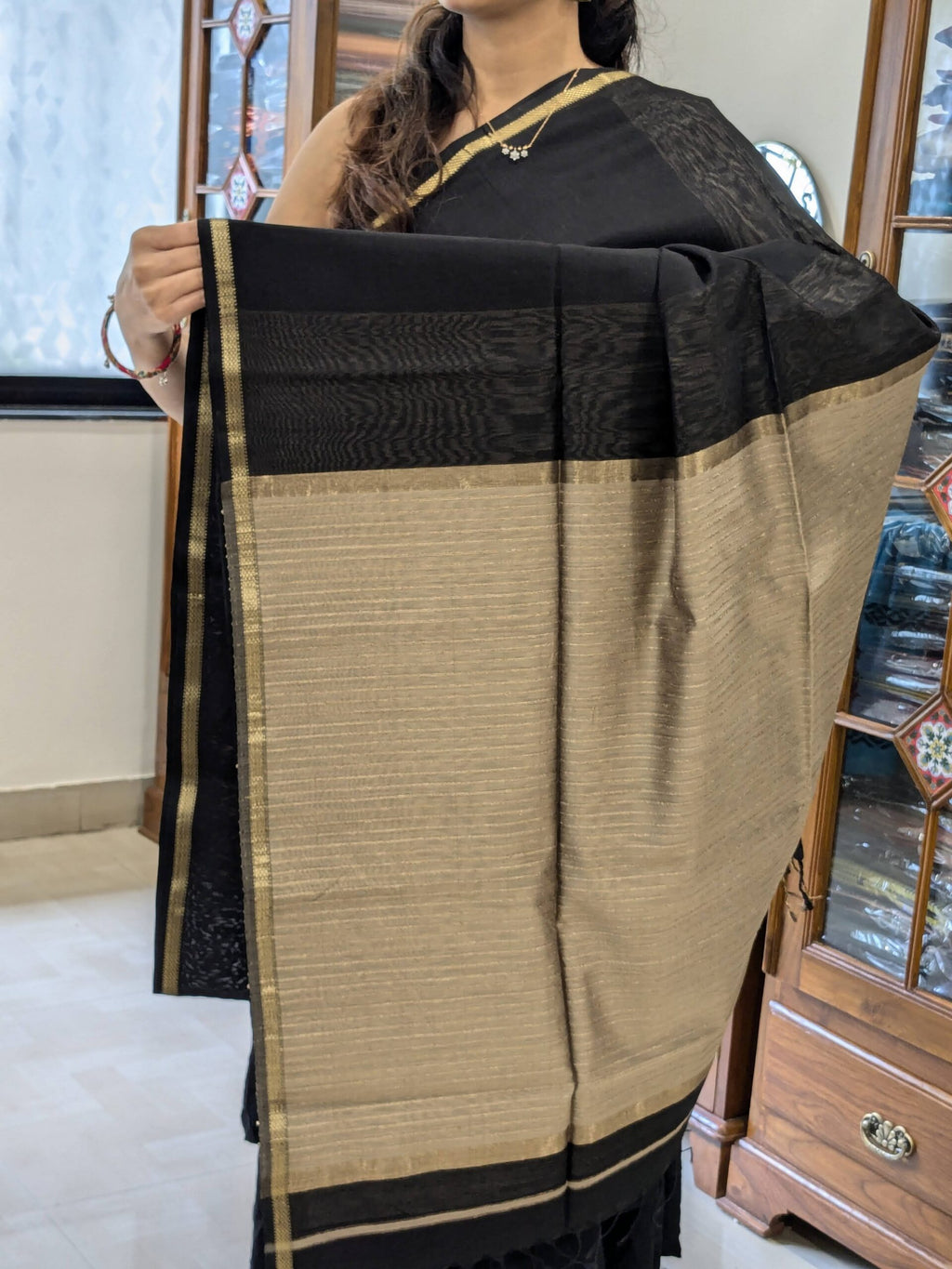 Detailed image of kosa pallu with gentle sheen and finely woven texture in classic Maheshwari style. 