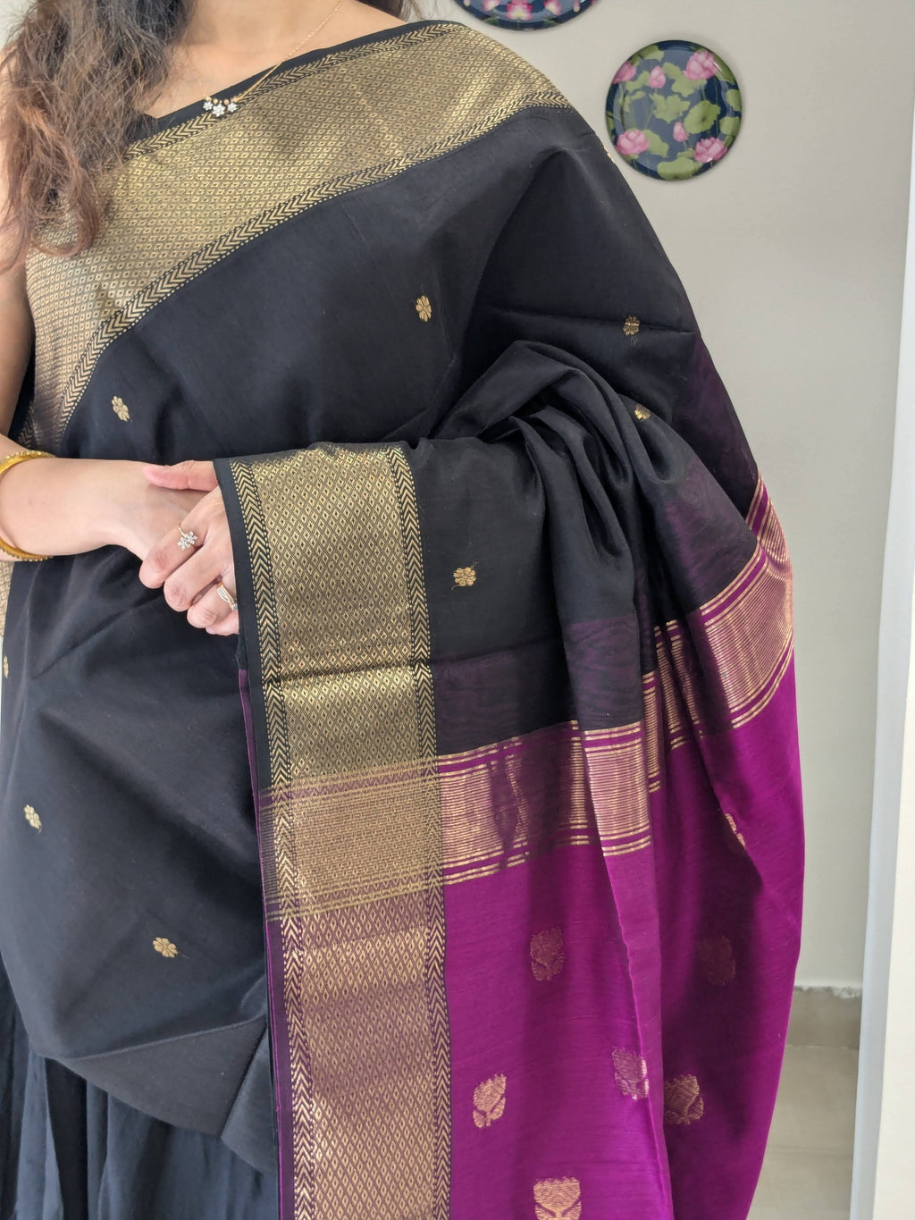 Maheshwari Handloom Black & Magenta Contrast Pallu Saree