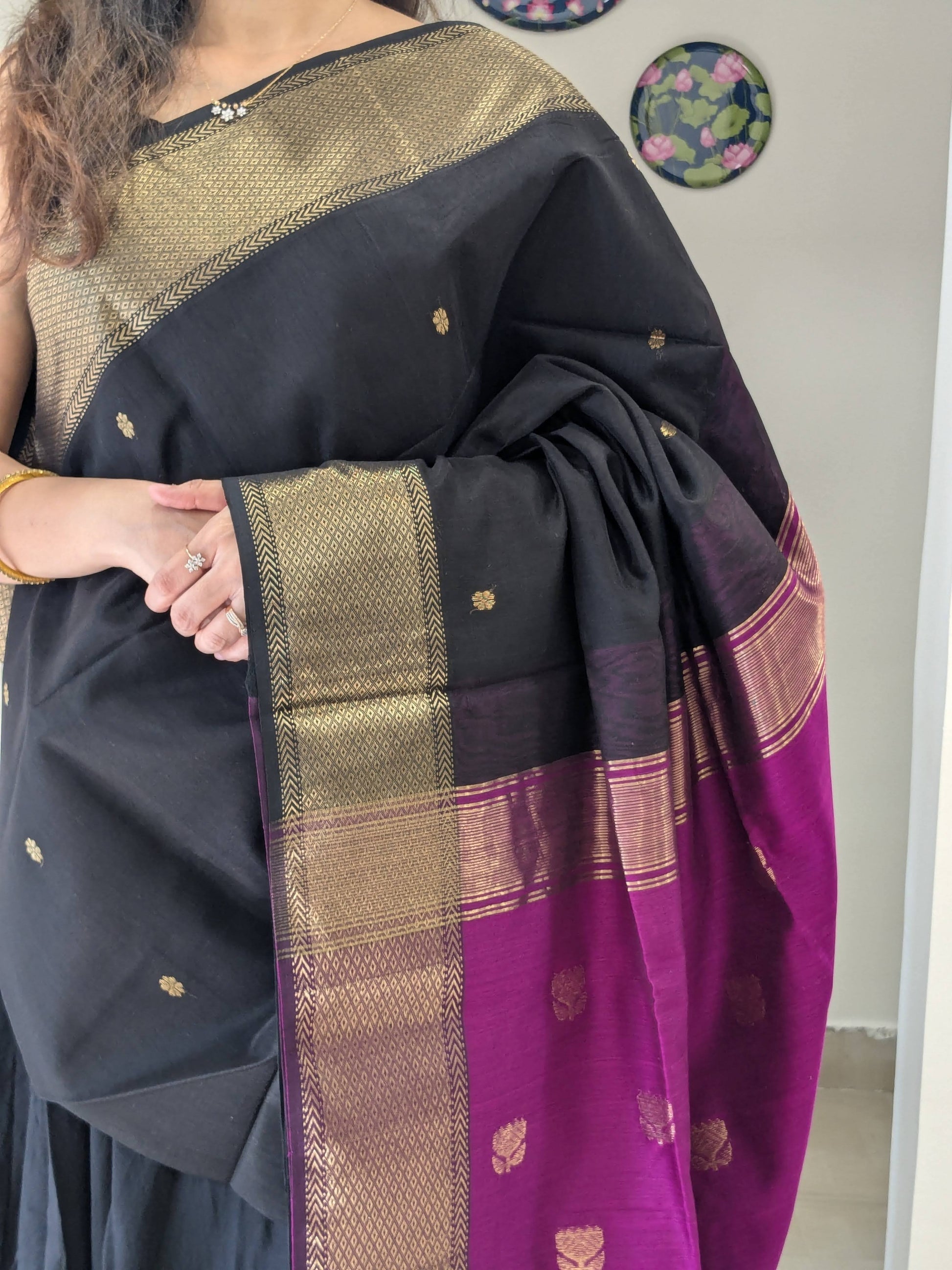 Maheshwari Handloom Black & Magenta Contrast Pallu Saree