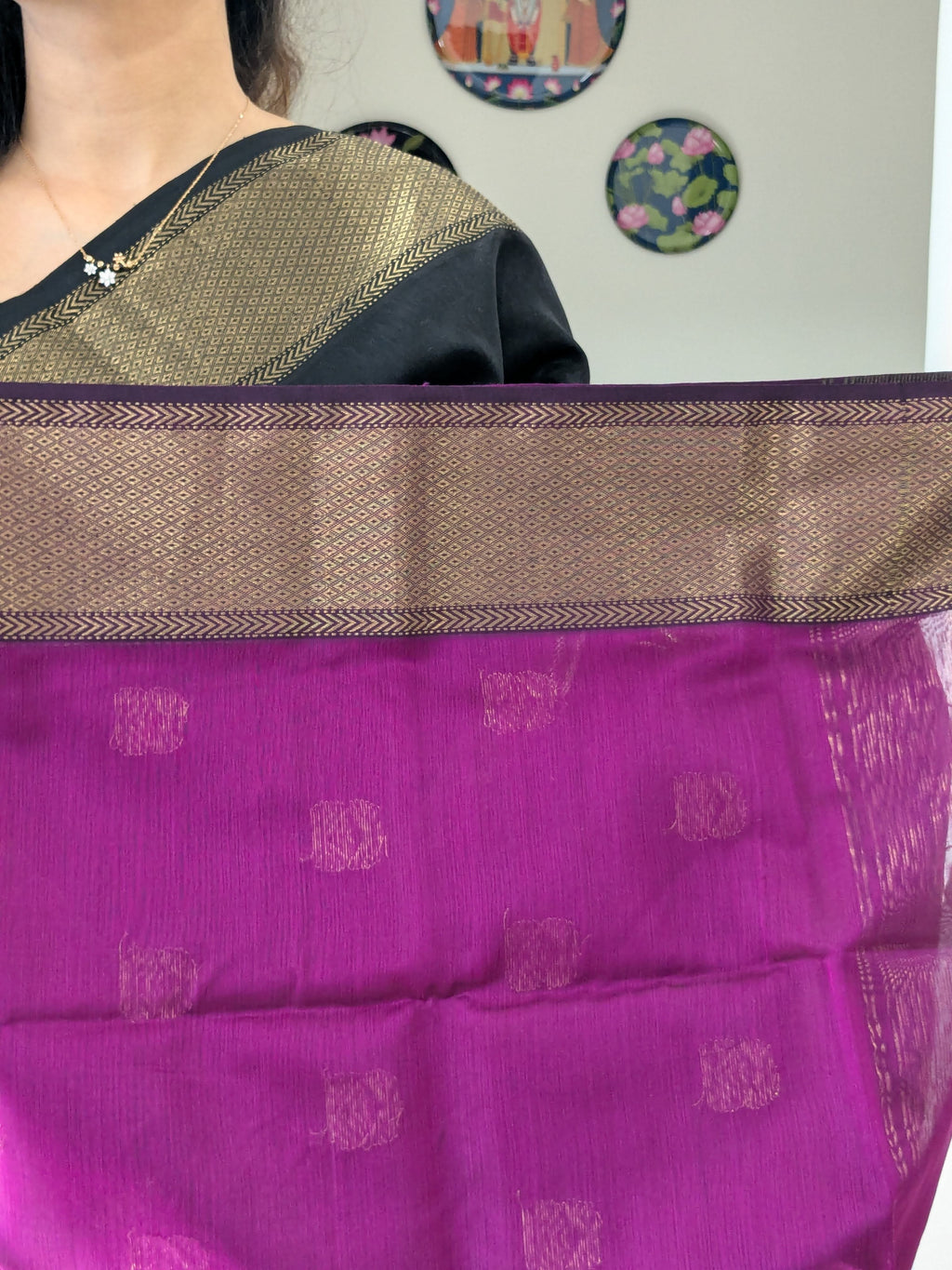 Maheshwari Handloom Black & Magenta Contrast Pallu Saree