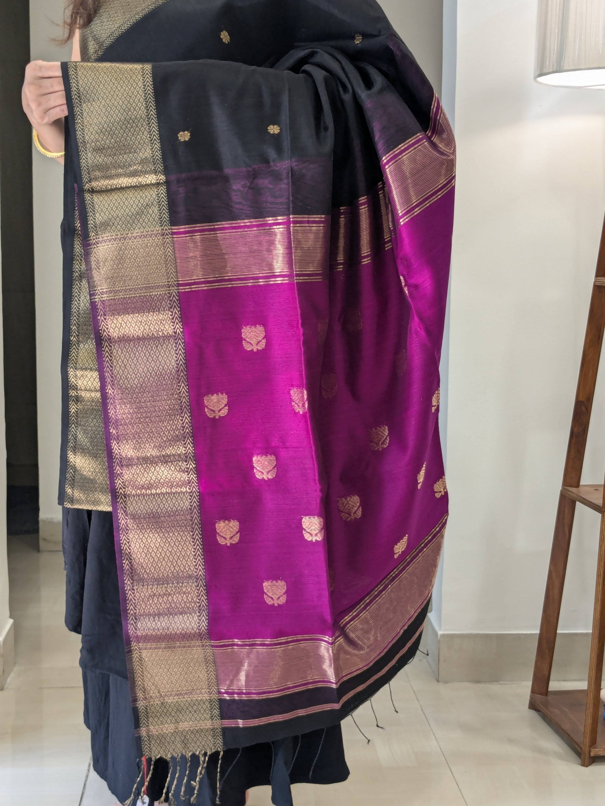 Maheshwari Handloom Black & Magenta Contrast Pallu Saree