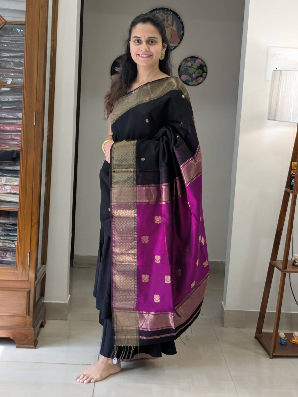 Maheshwari Handloom Black & Magenta Contrast Pallu Saree
