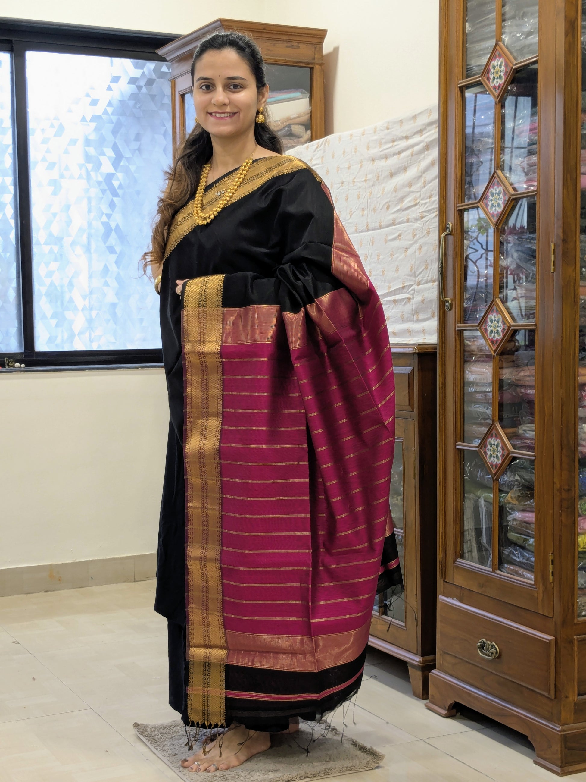 Handloom Maheshwari Black and Pink Saree