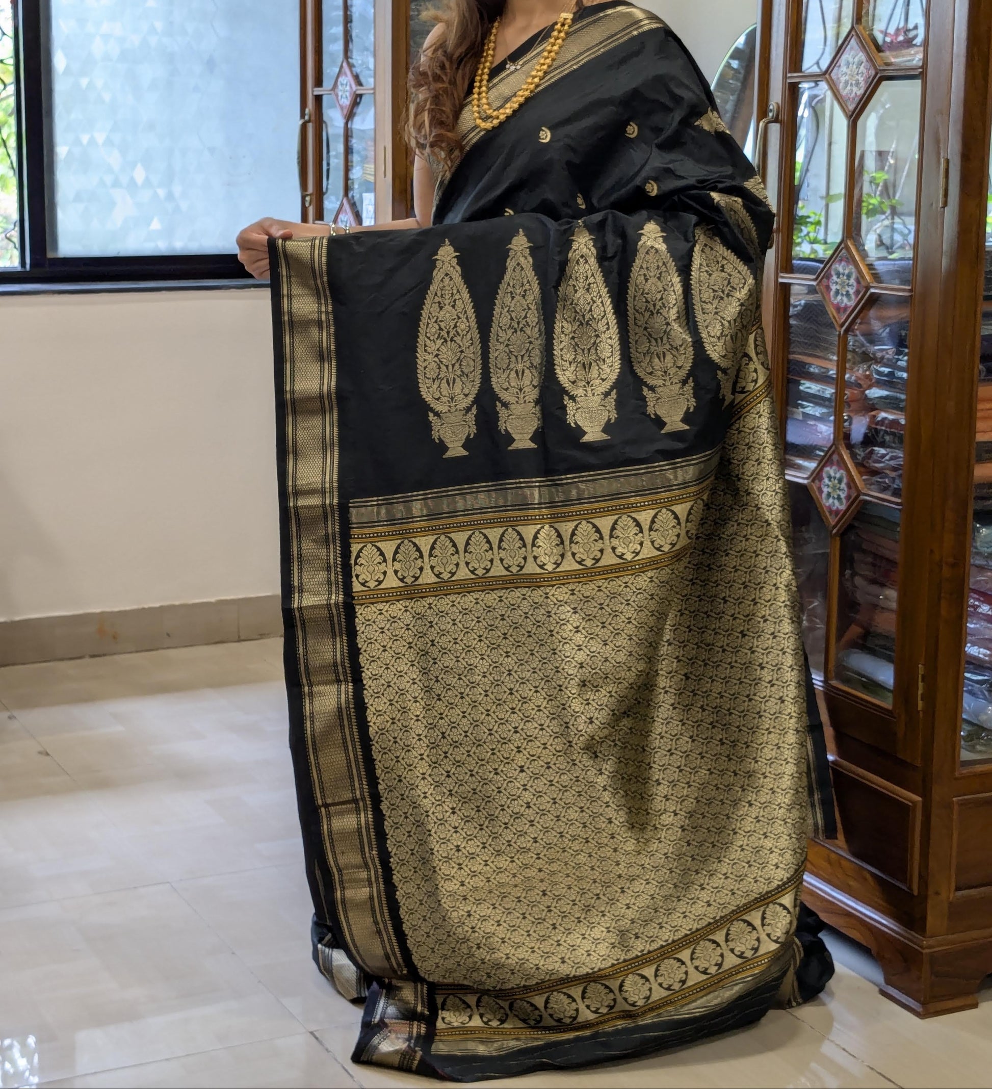 Detailed image of heavy jaali pallu with ornate moon and flower designs in classic Paithani style.  