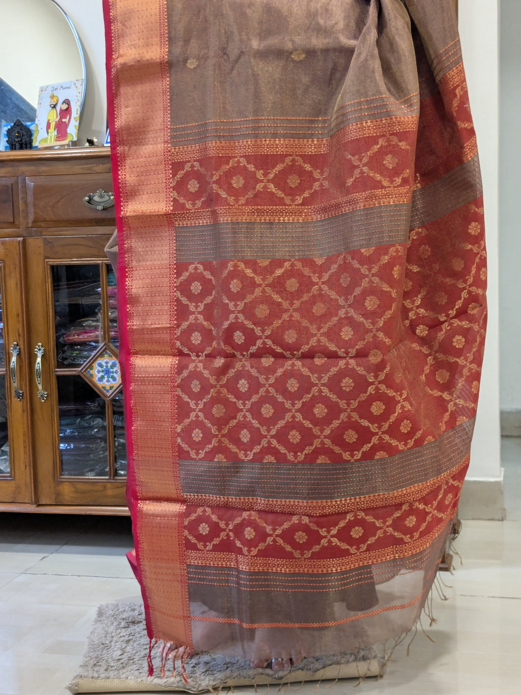 Detailed pallu with intricate jaali weaving and medium border finish.