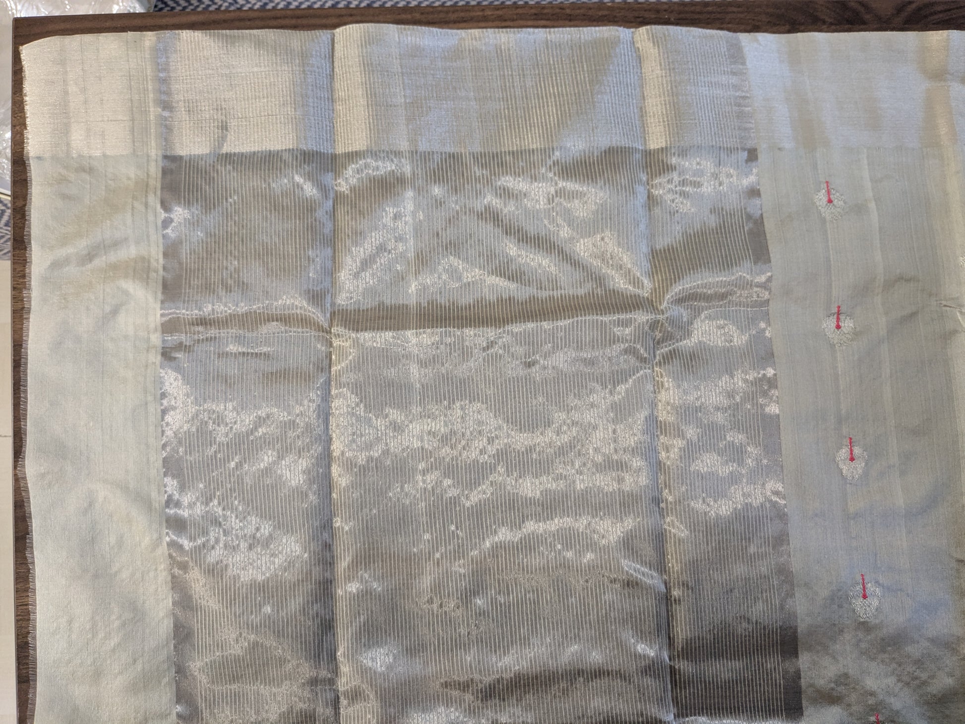 Heavy pallu adorned with intricate floral patterns, handcrafted in Central India.