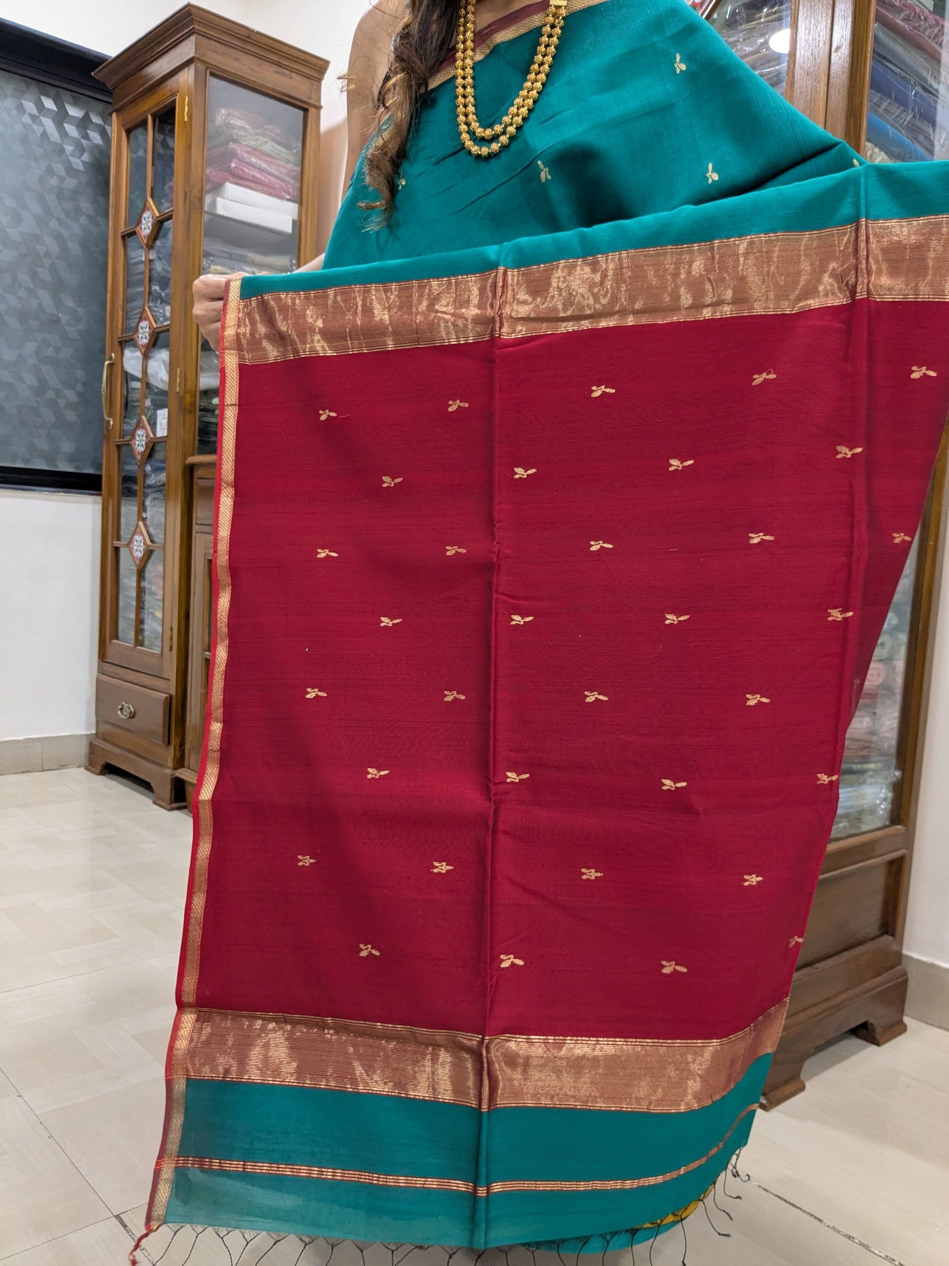 Detailed image of leaf butti pallu showcasing Central Indian craftsmanship.