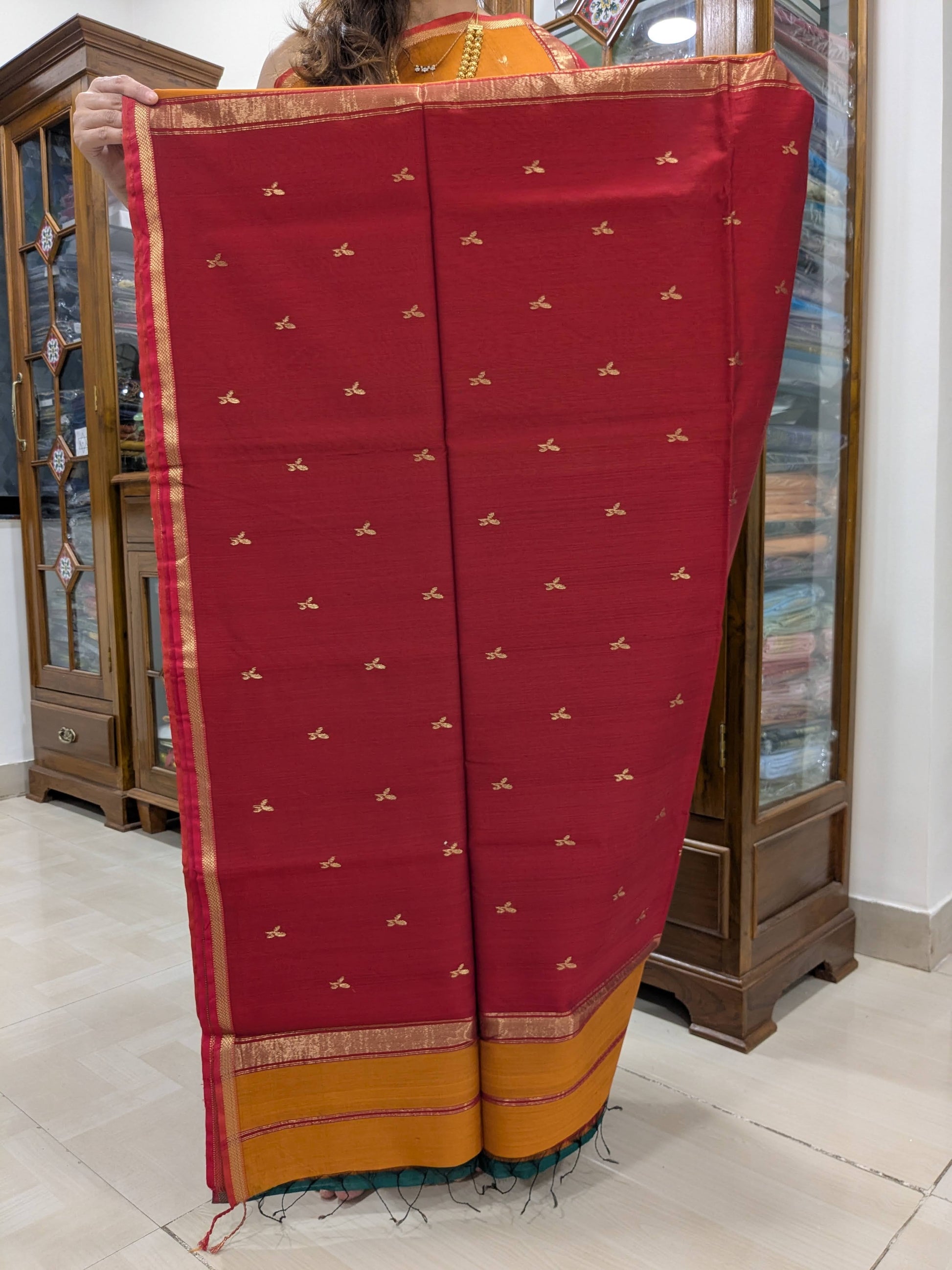 Detailed pallu image with leaf butti patterns highlighting traditional Maheshwari craftsmanship.