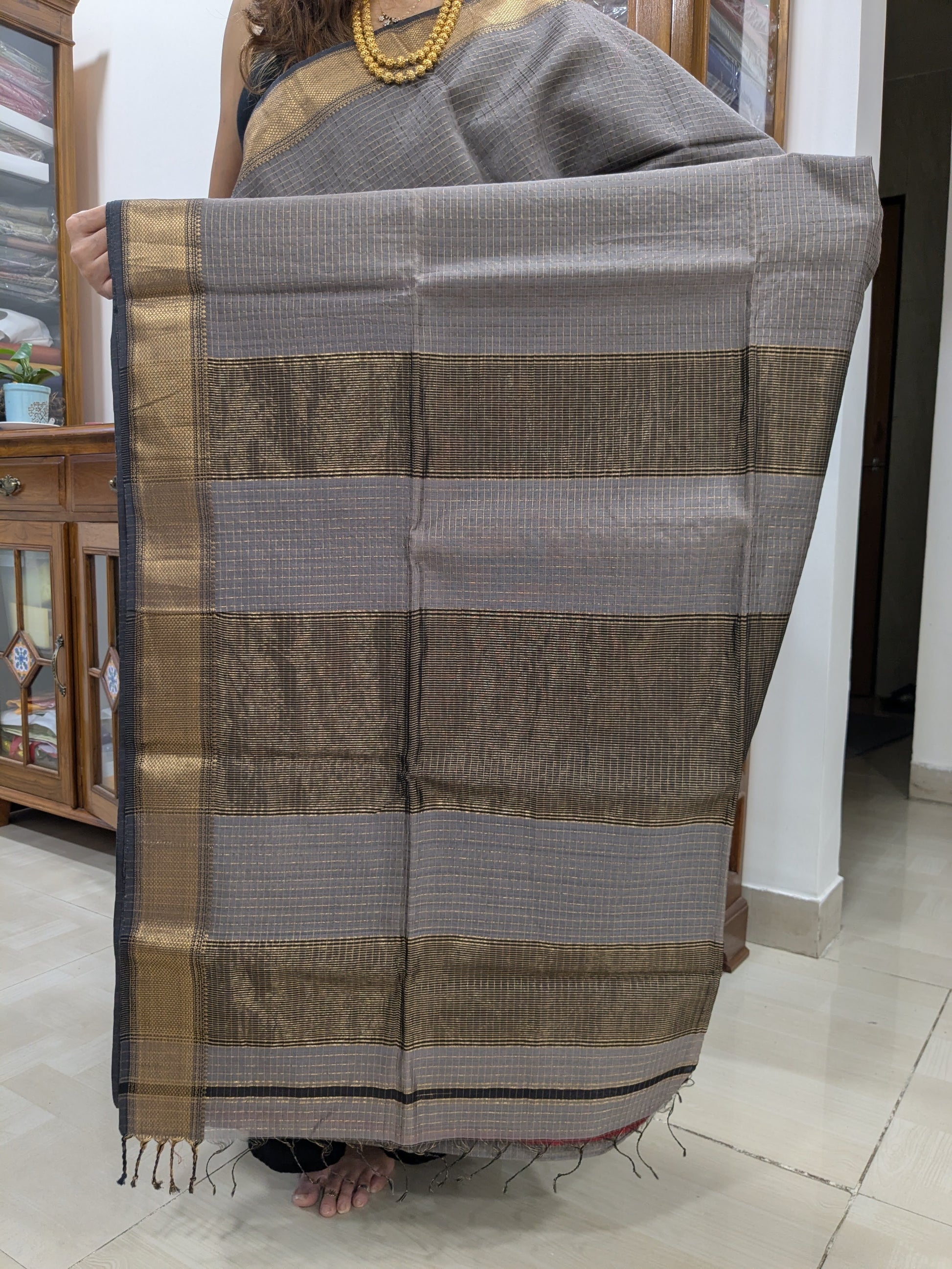 Detailed pallu showcasing refined zari checks and intricate Maheshwari craftsmanship.