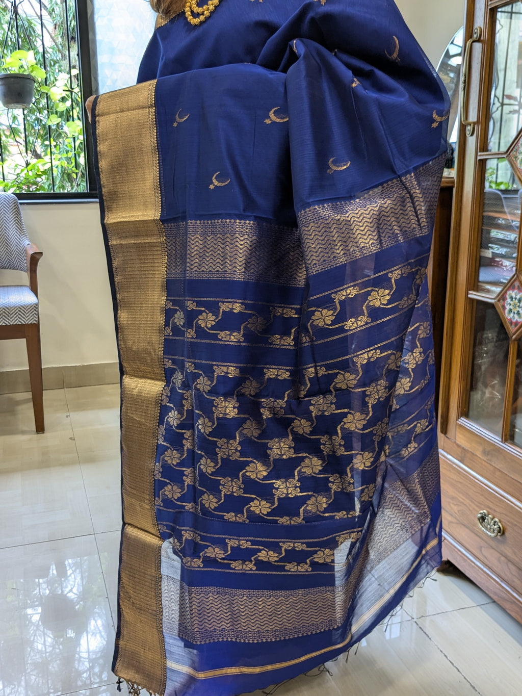 Detailed shot of the heavy jaali pallu, handloom-crafted in Central India.