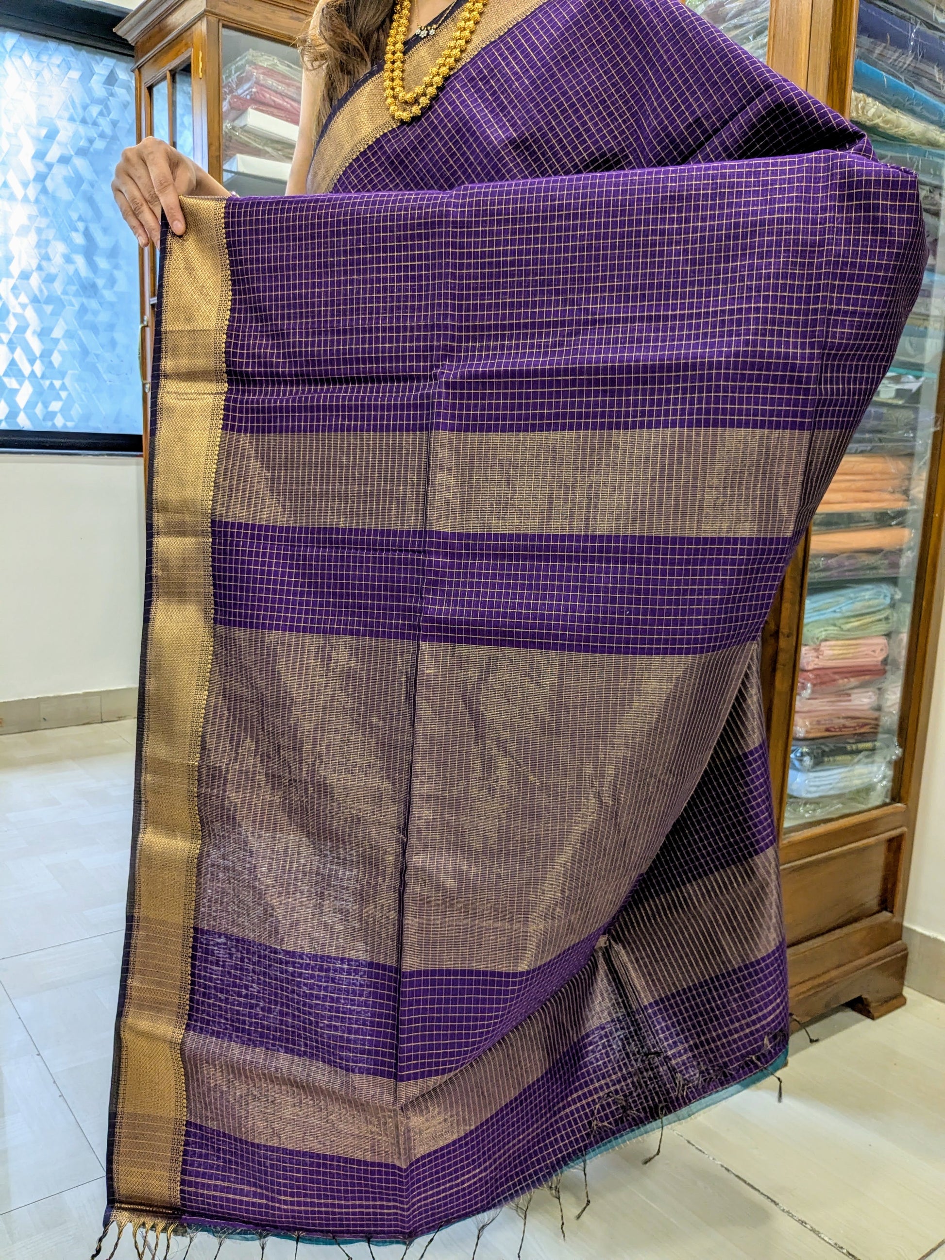 Detailed image of zari-checked pallu with fine gold threads in classic Maheshwari craftsmanship.