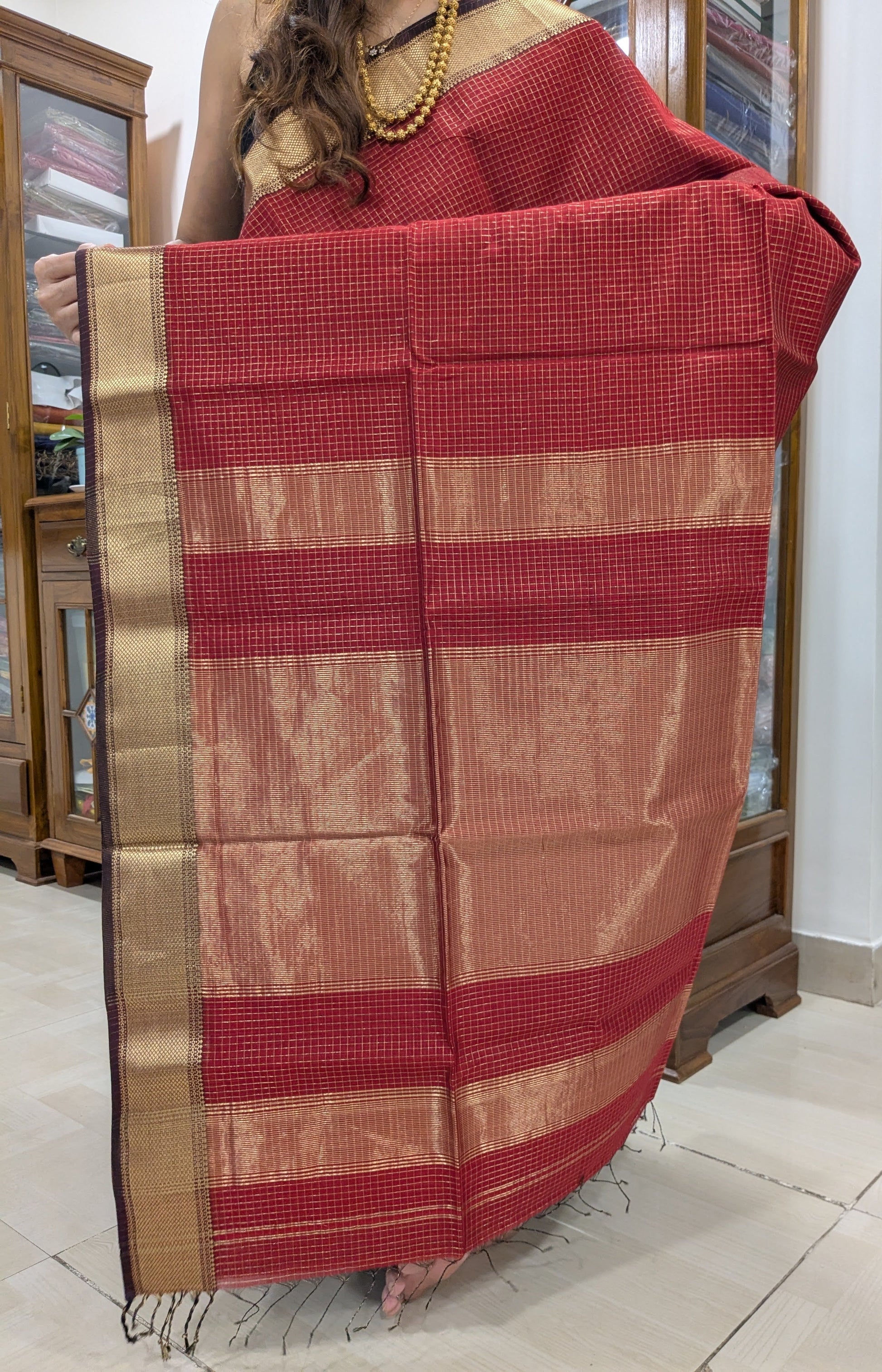 Detailed pallu image showcasing intricate zari check patterns and handloom texture.