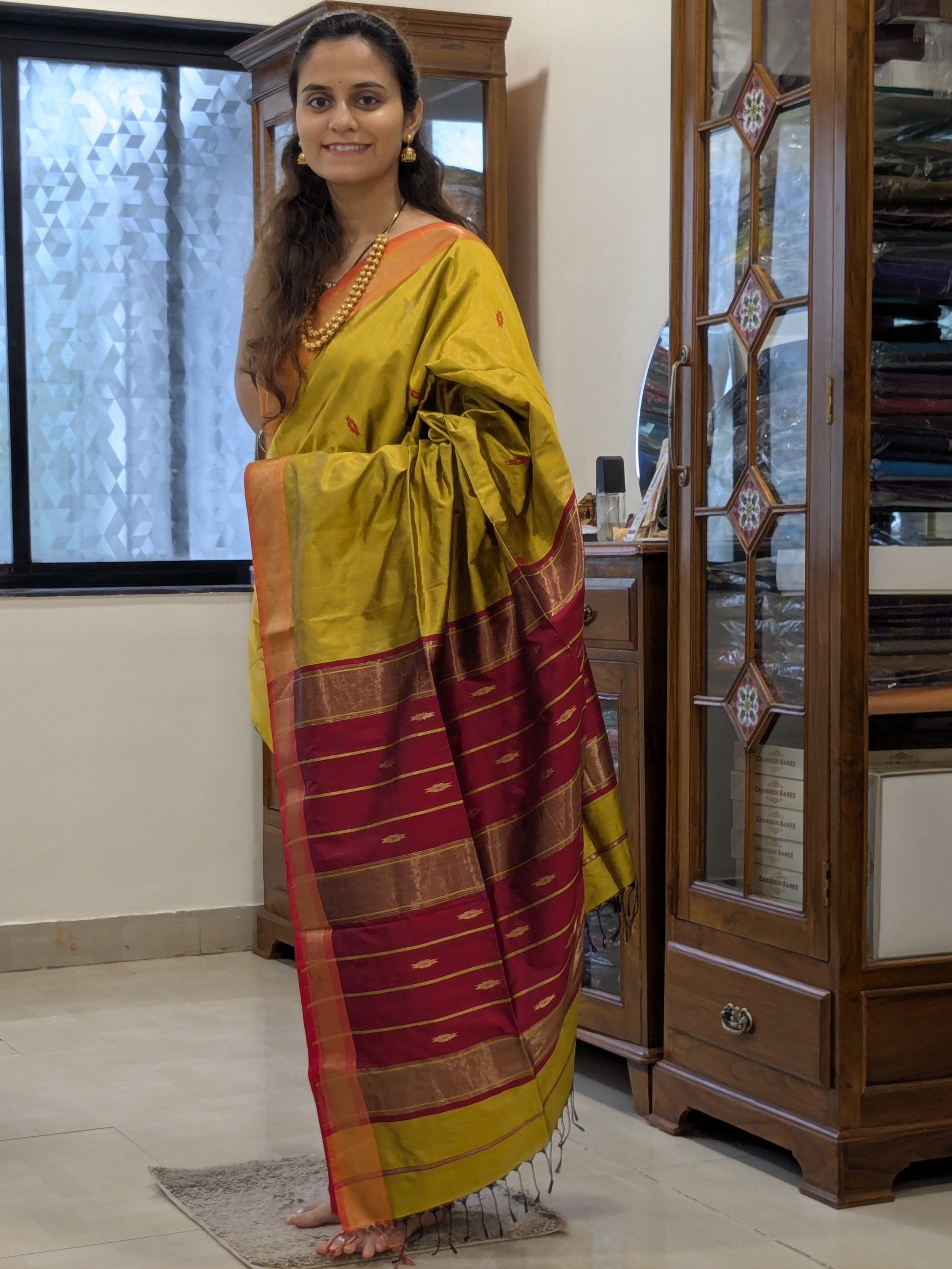 Full front view of bridal-festive Mehendi Green Maheshwari saree in lustrous pure silk.