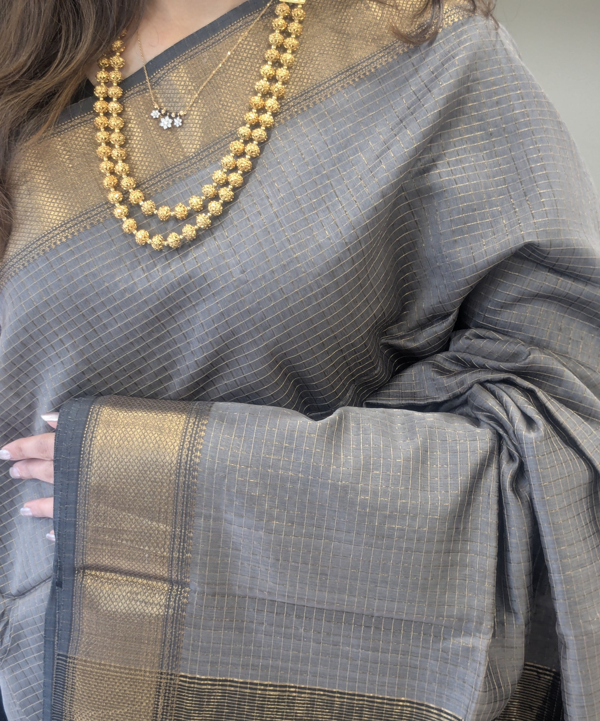 Handloom Grey Maheshwari Zari Checks Saree