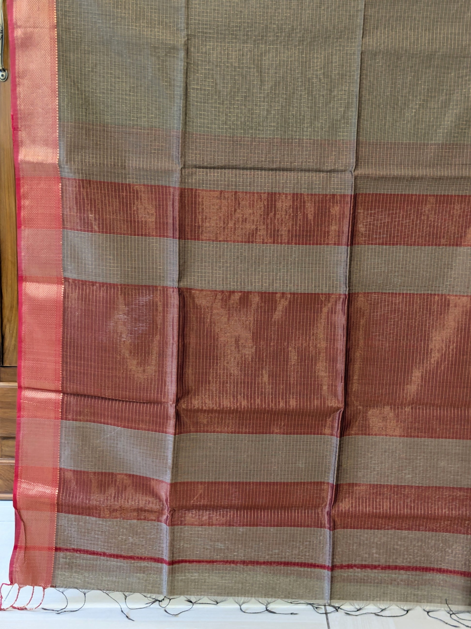 Pure Handloom Maheshwari Grey and Red Saree