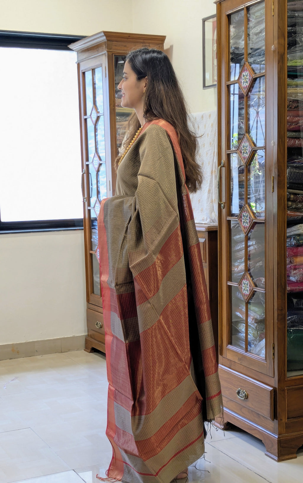 Pure Handloom Maheshwari Grey and Red Saree