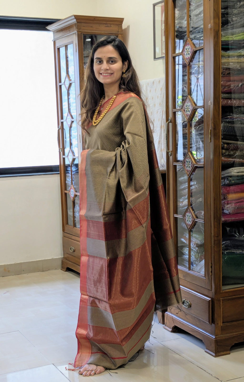 Pure Handloom Maheshwari Grey and Red Saree