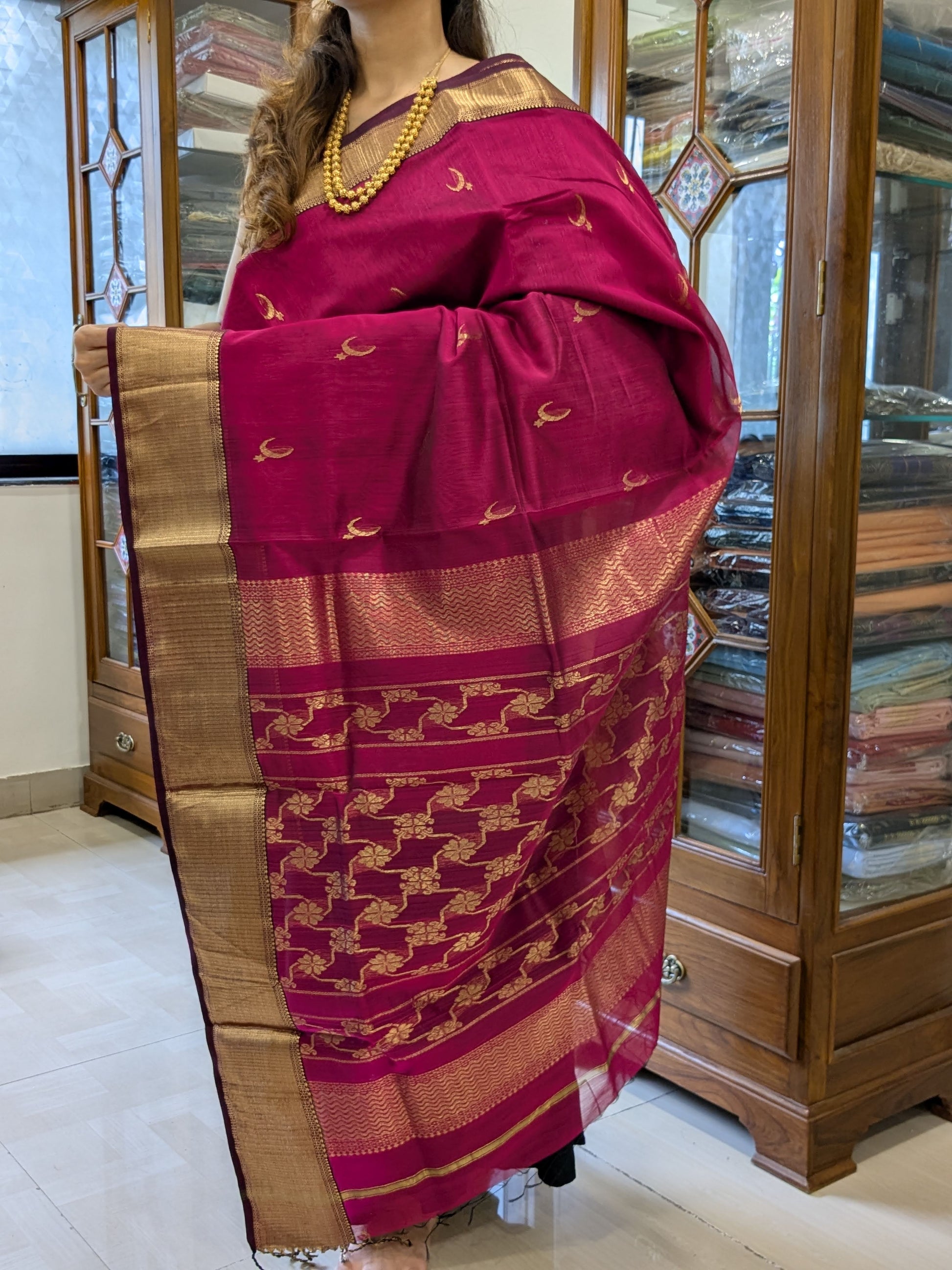 Intricate heavy jaali pallu reflecting rich traditional weaving.