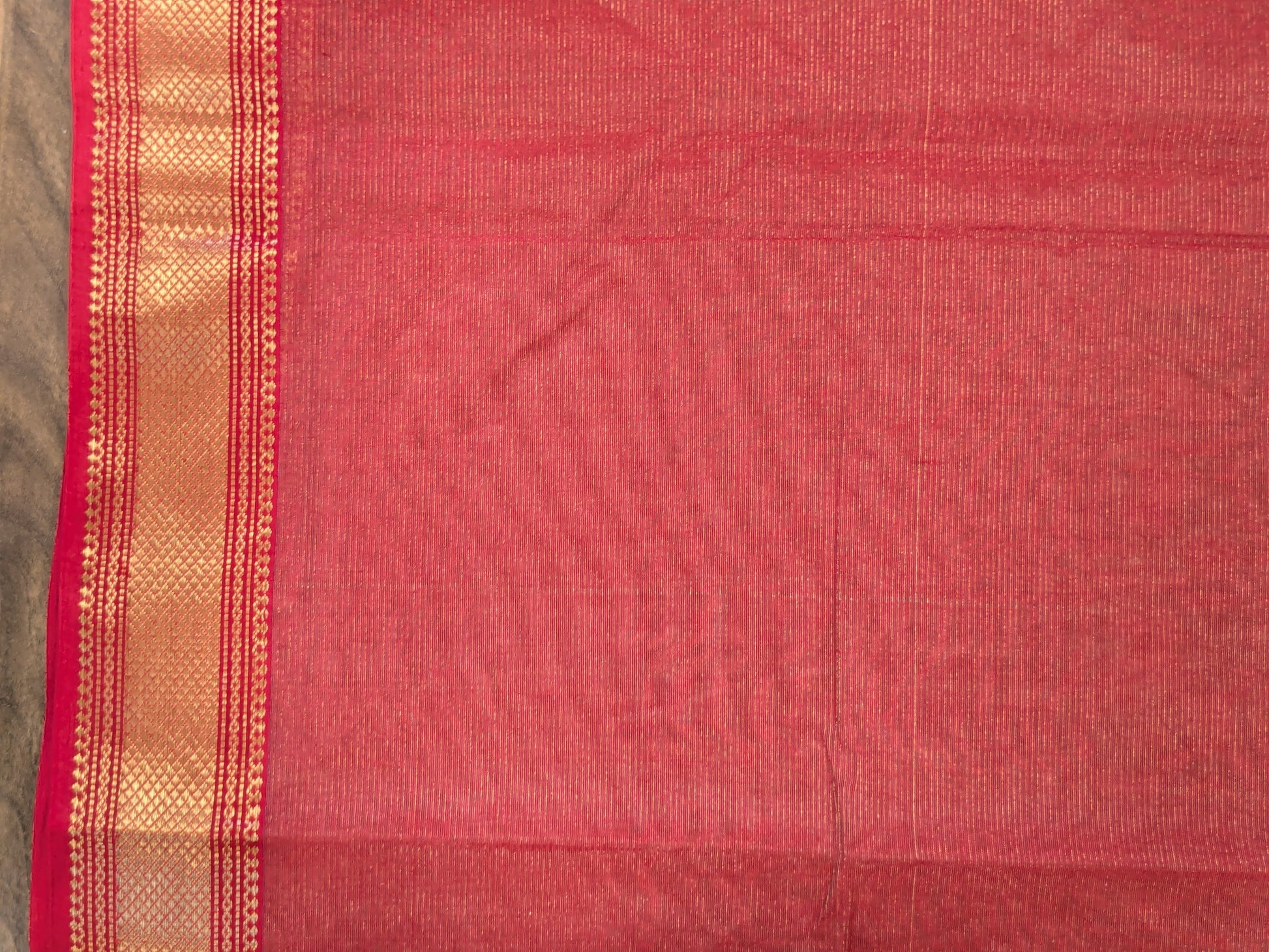 Contrast blouse piece enhancing the festive Silver Grey Maheshwari saree.