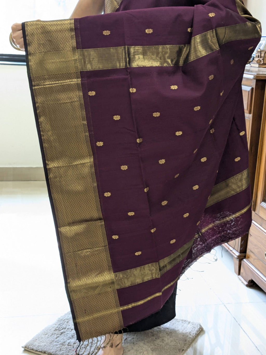 Zoomed-in view of buttidar zari pallu with golden threads and traditional Maheshwari styling.