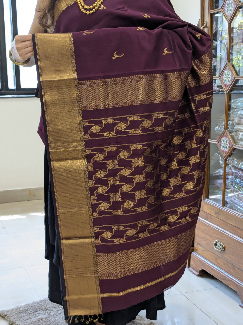 Zoomed-in view of buttidar zari pallu with golden threads and traditional Maheshwari styling.