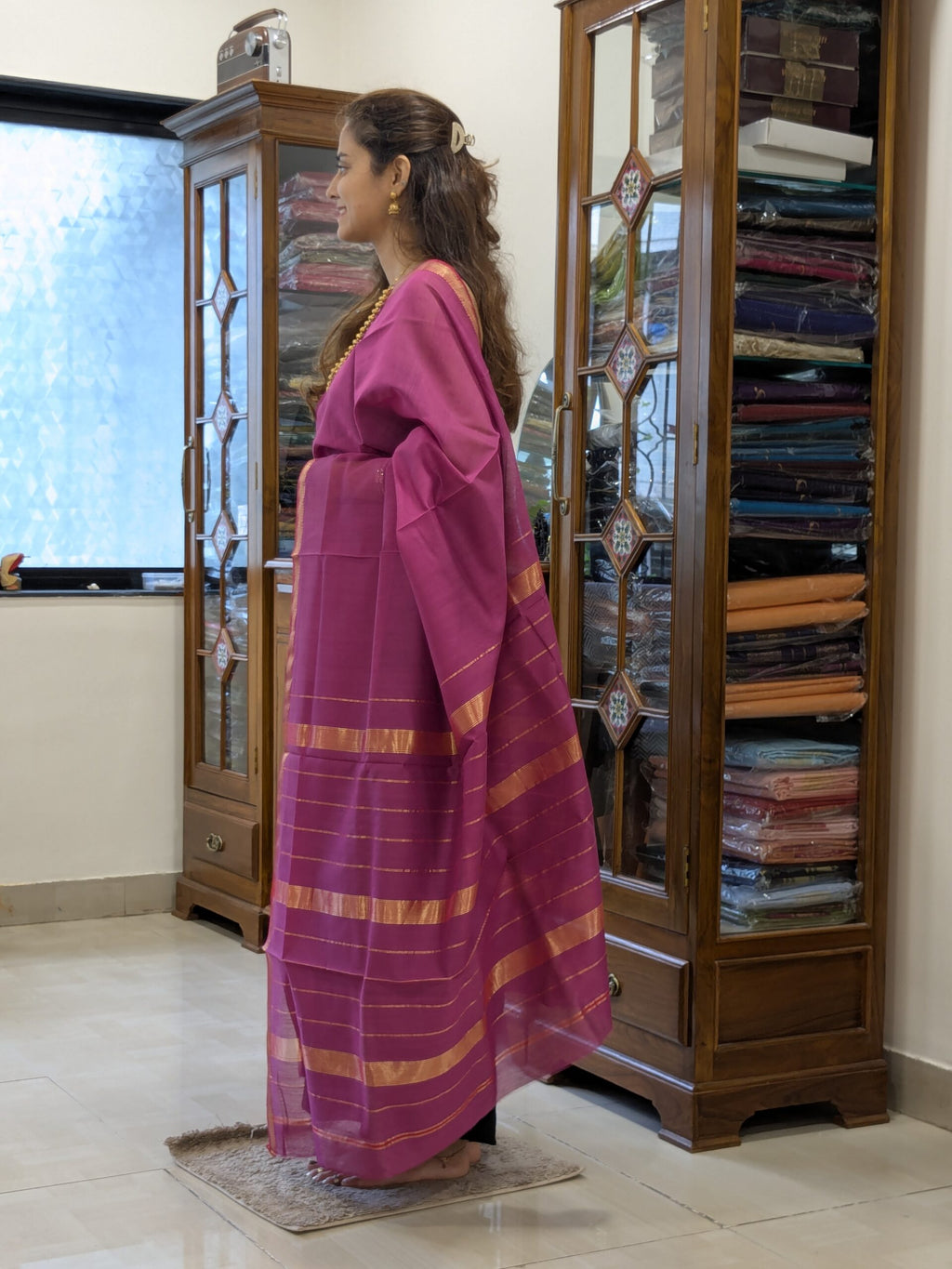 Side view of onion pink saree highlighting its smooth drape, lightweight texture, and refined handloom finish. 