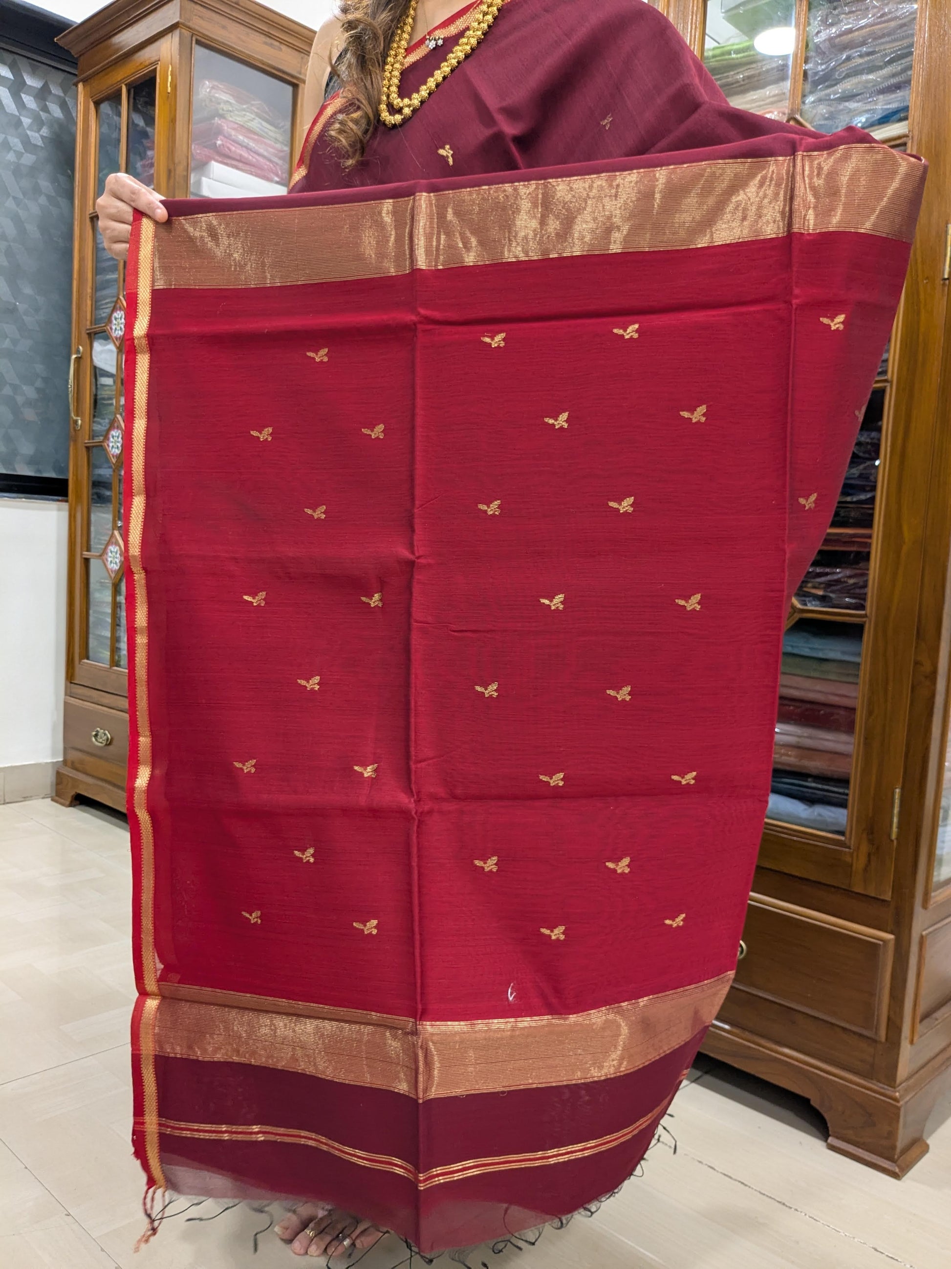 Zoomed-in pallu with refined leaf butti work reflecting traditional Central Indian artistry.