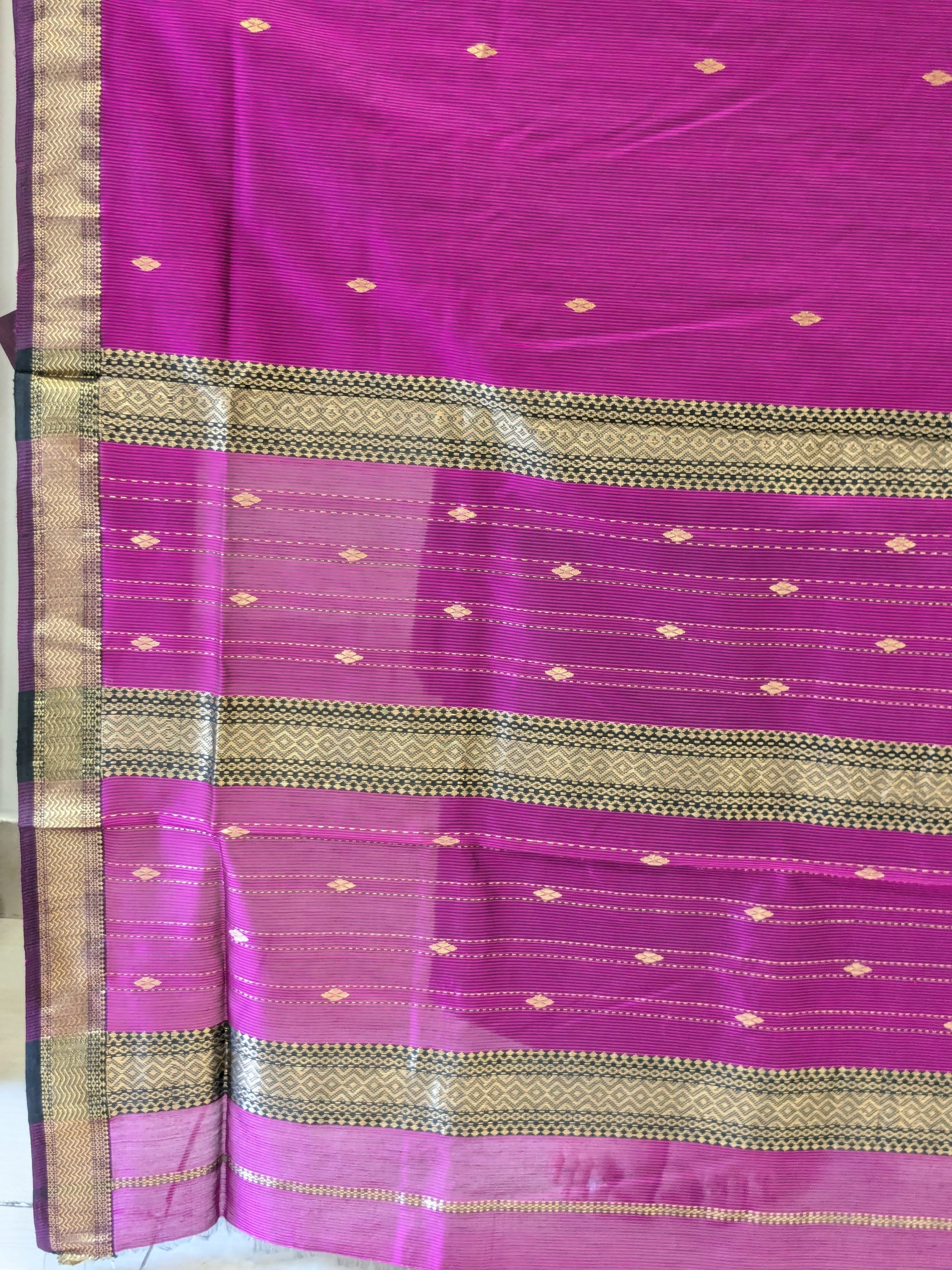 Garbh Reshmi with Butti Magenta Maheshwari Handloom Saree