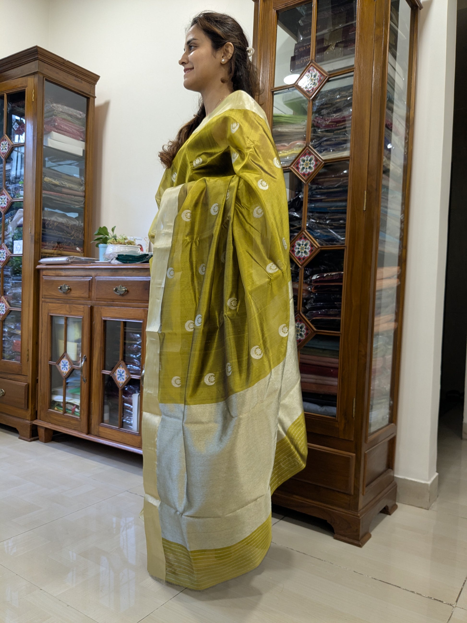 Side view of mehendi green Chanderi saree showcasing soft drape, sheer silk texture, and traditional craftsmanship. 
